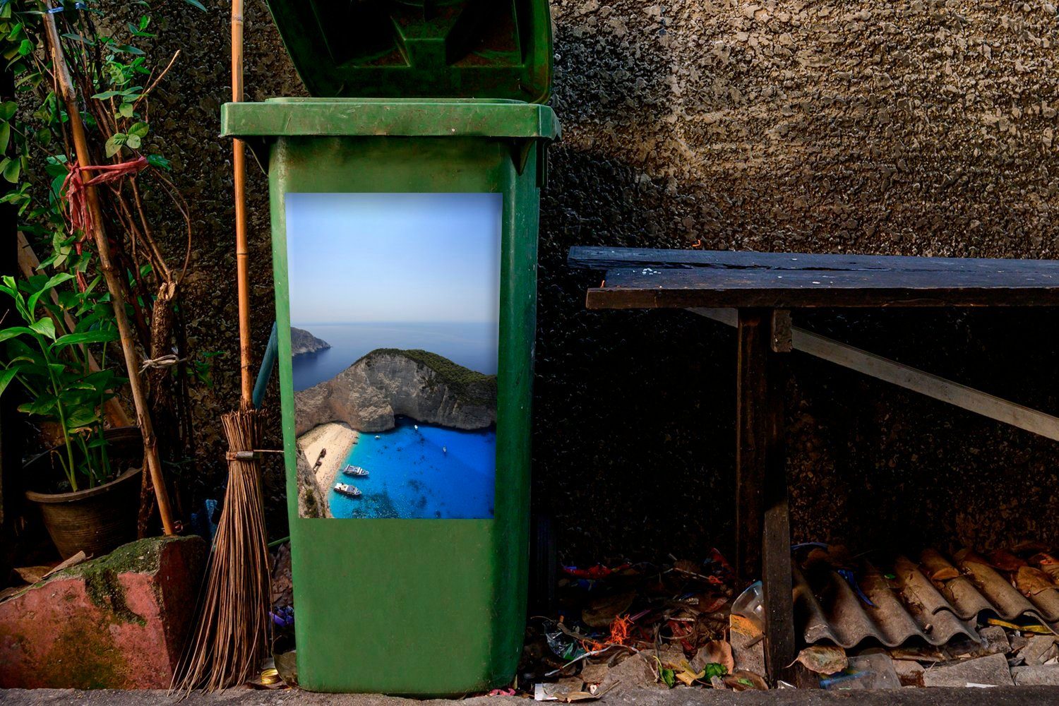 Schiffe von Strand Zwei Container, Zakynthos Mülltonne, Navagio St), seichten am MuchoWow Wasser Mülleimer-aufkleber, auf Sticker, Wandsticker Abfalbehälter (1 im