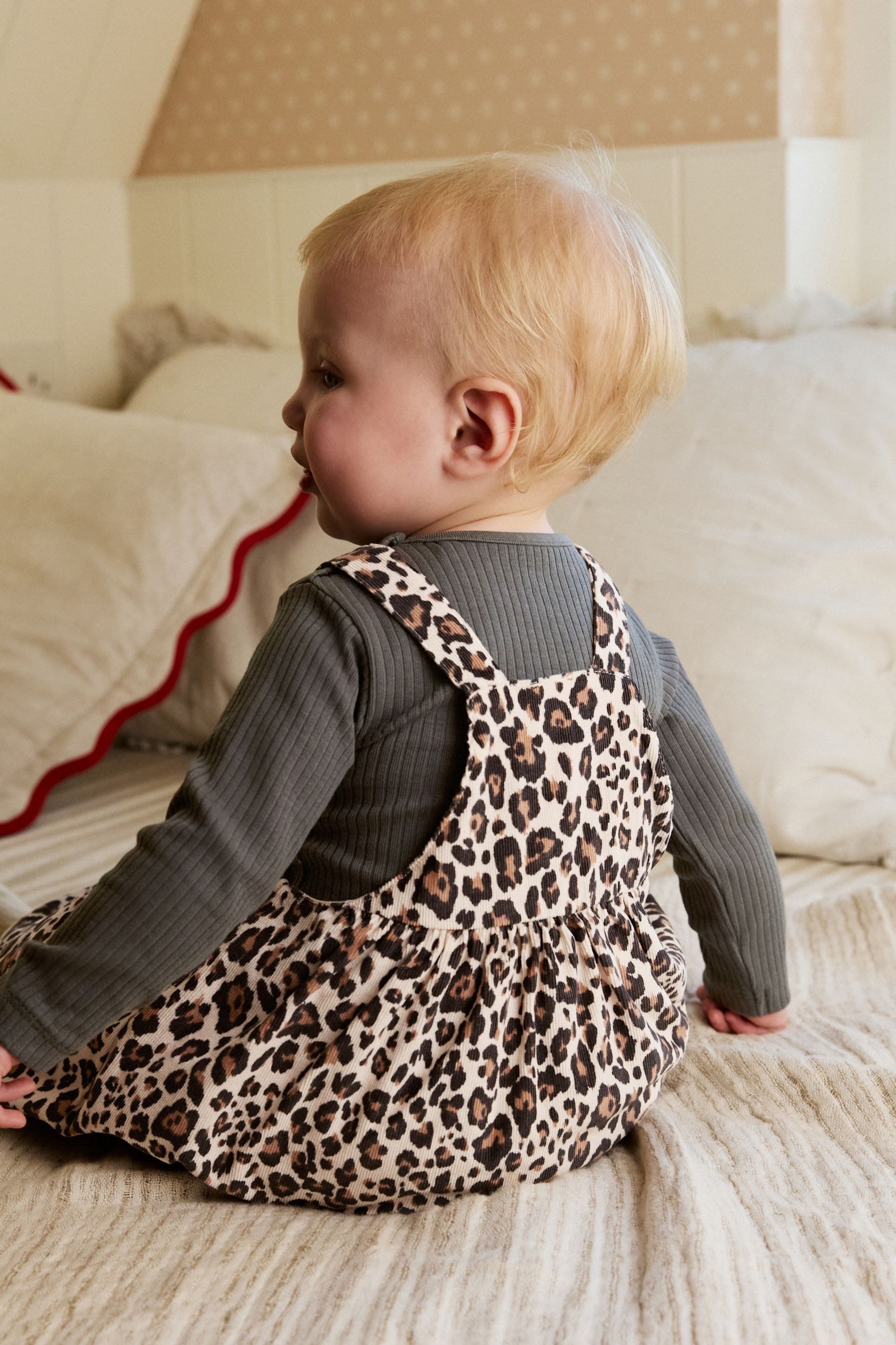 Next Latzkleid Baby-Set: Latzkleid, Langarm-Bodysuit, Strumpfhose (3-tlg)