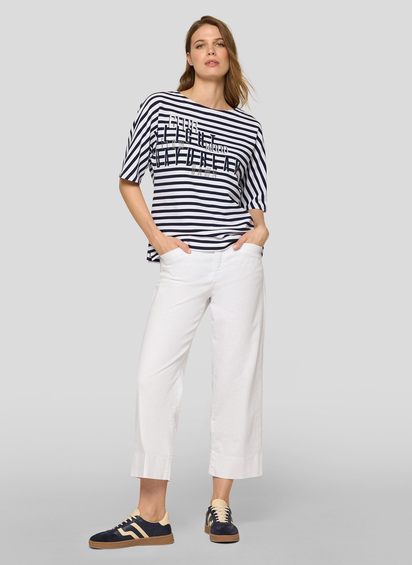 Rabe Rundhalsshirt im Streifen-Look und mit Glitzer-Druck – Bild 5 von 5