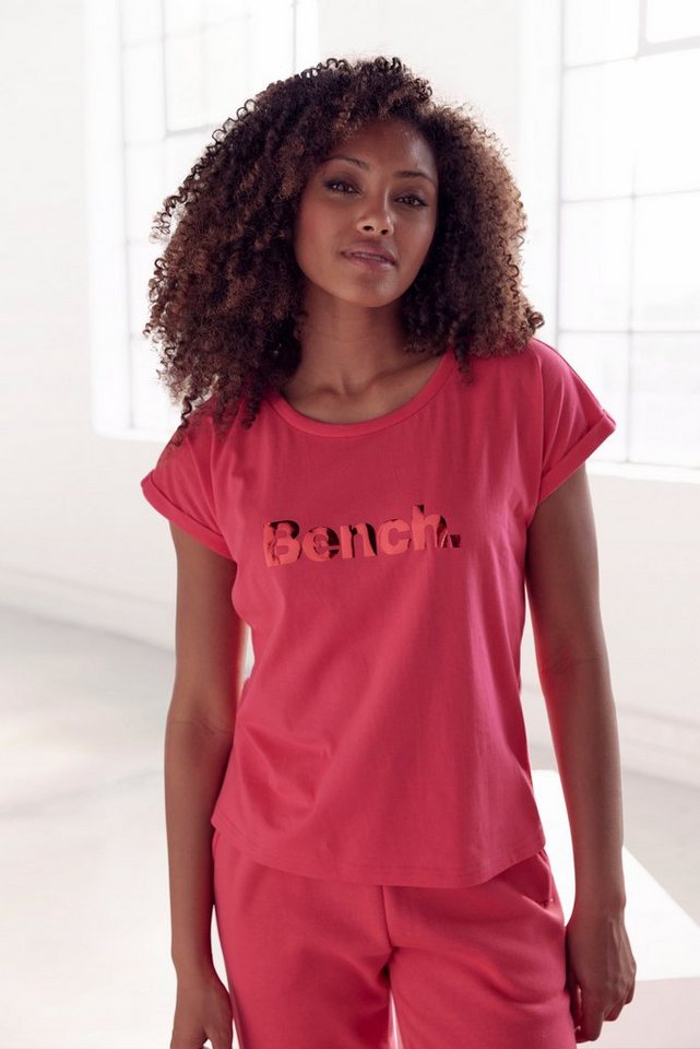 Bench. Loungewear T-Shirt Loungeshirt Loungewear glänzendem Logodruck, mit -Kurzarmshirt