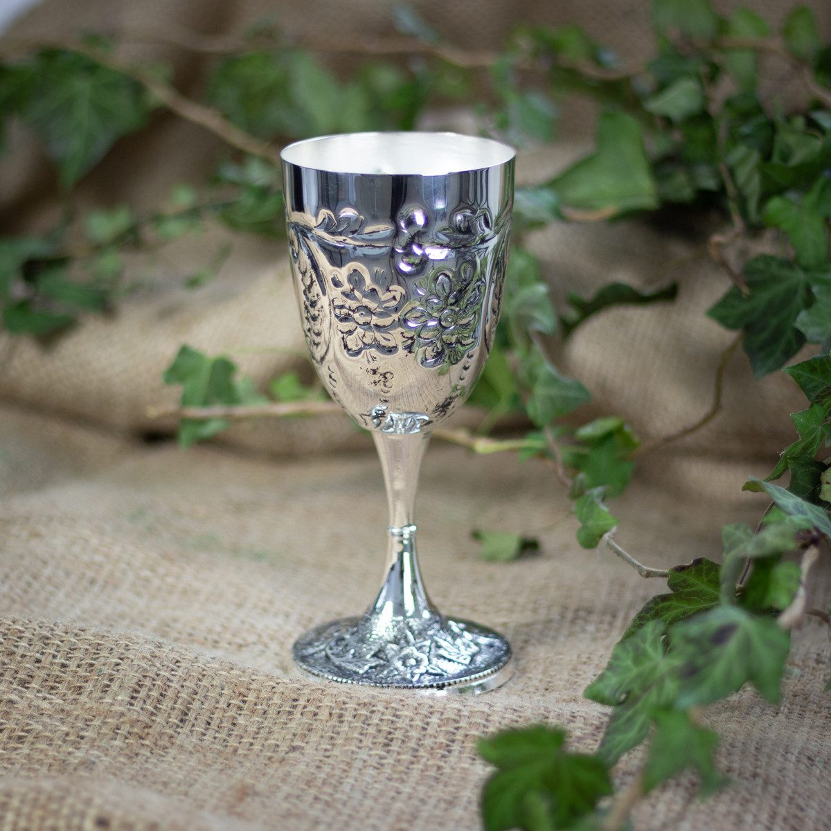 Antikas Wanddekoobjekt Trinkkelch als Silberbecher, stilvoller Weinkelch, Weinbecher