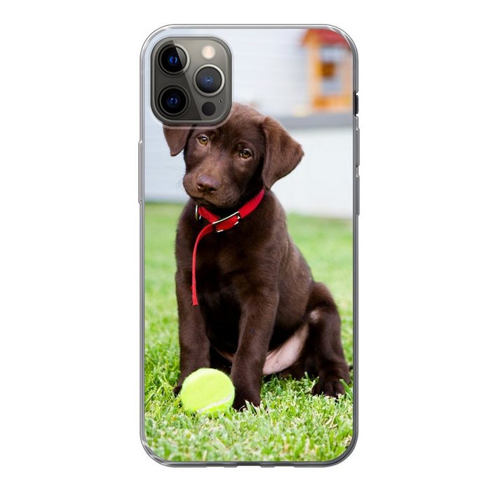MuchoWow Handyhülle Labrador Retriever Welpe mit einem Tennisball Handyhülle Apple iPhone 12 Pro Max Smartphone-Bumper Print Handy