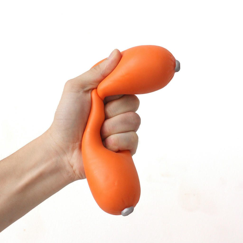 Winkee Massagegerät Stresswurst – lustiges Anti-Stress-Spielzeug in Wurstform - Squeeze it, 1-tlg., Quetschen statt Meckern – die kultige Wurst gegen den Alltagsstress