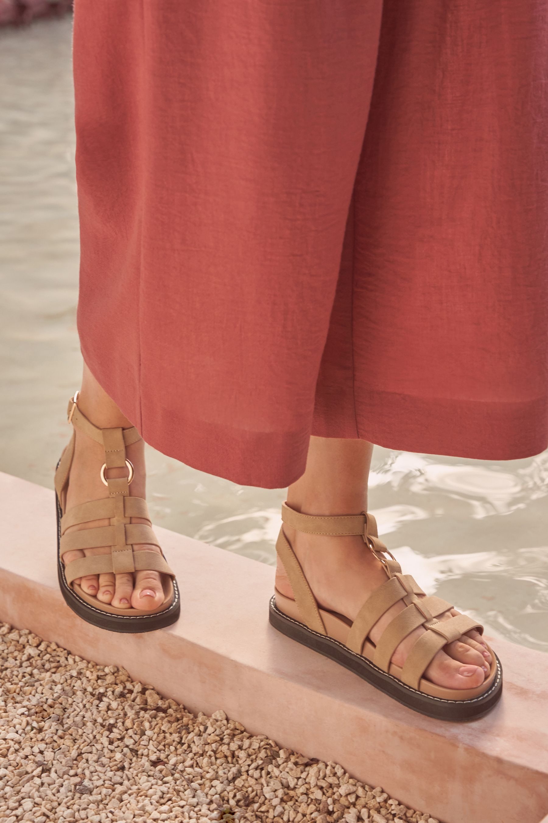 Friends Like These Friends Like These Comfort Flatform-Römersandalen Römersandale
