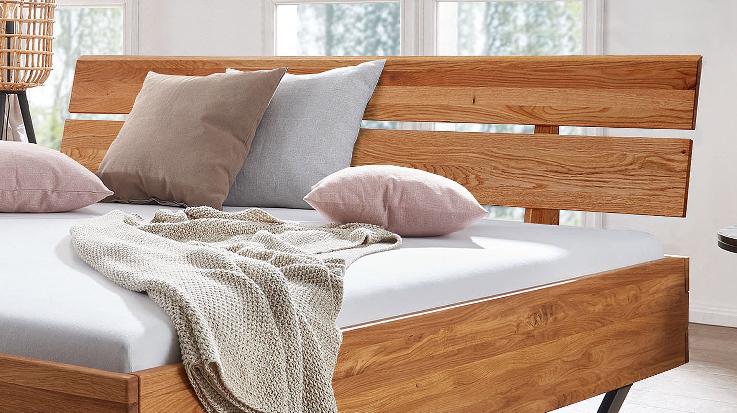 Massivart® Massivholzbett BIRK / Massivholz / Wildeiche geölt / Kopfteil geteilt, Standbeine schwarz Metall / Kufenform / rustikale Optik