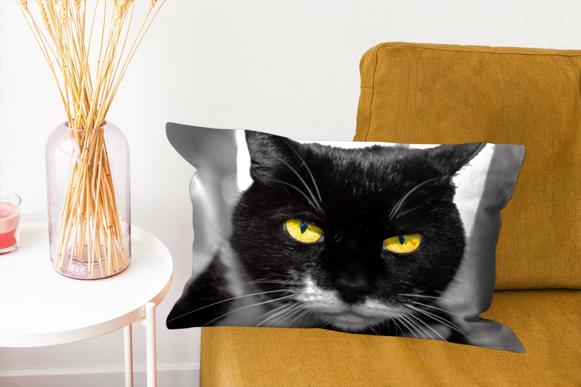 Füllung, Dekokissen Schwarz-Weiß-Foto Schlafzimmer mit Dekokissen Dekoration, MuchoWow Kopfes Zierkissen, einer Wohzimmer des gelben mit Katze Augen, schwarzen