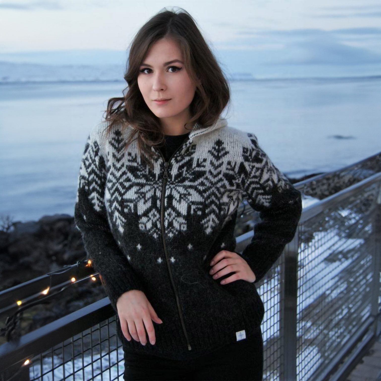 KIDKA Kapuzenstrickjacke Isländische Strickjacke für Damen / Herren - Farbe Schwarz-Kombi - aus rauer isländischer Wolle