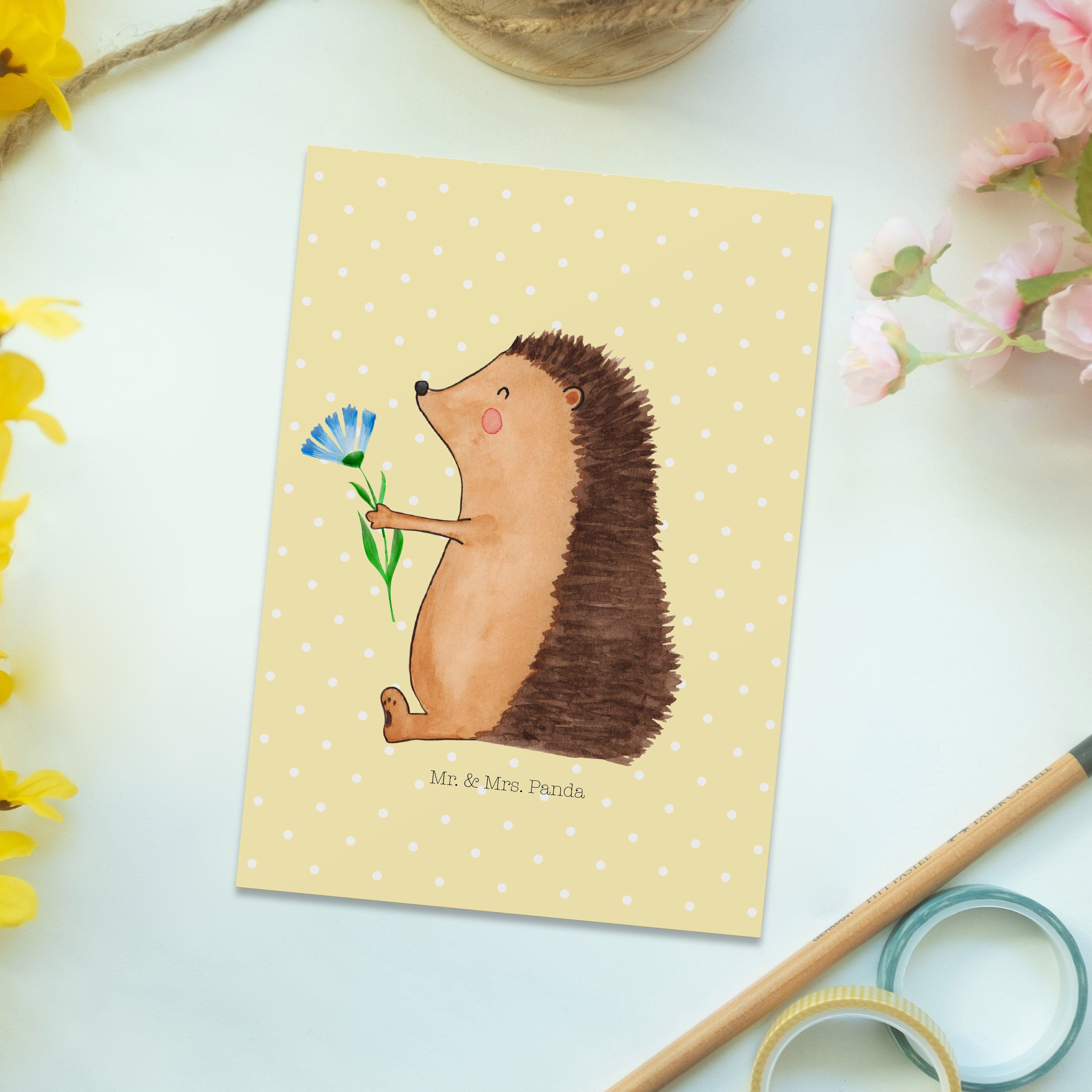 Mrs. Mr. Geschenk, Igel & Laune, Gute Besuch, - Pastell - Tiermot Gelb Postkarte Panda mit Blume