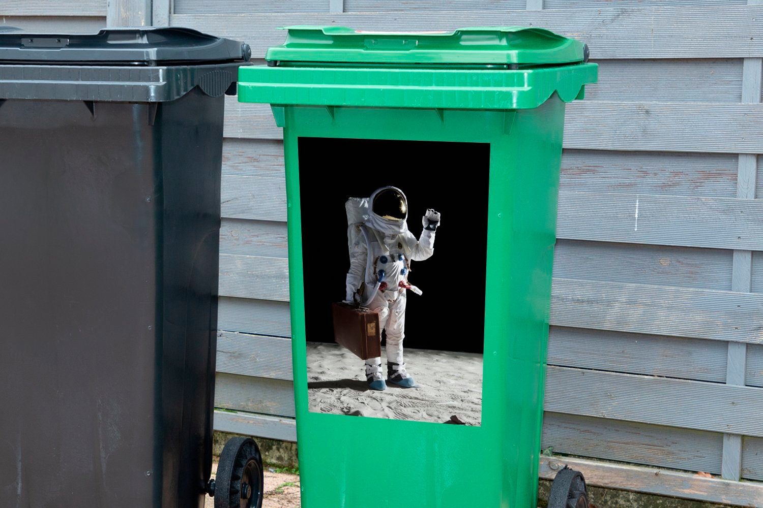 Sticker, - Mülltonne, Wandsticker MuchoWow Koffer Mülleimer-aufkleber, (1 Container, St), Abfalbehälter Astronaut Weltraum -