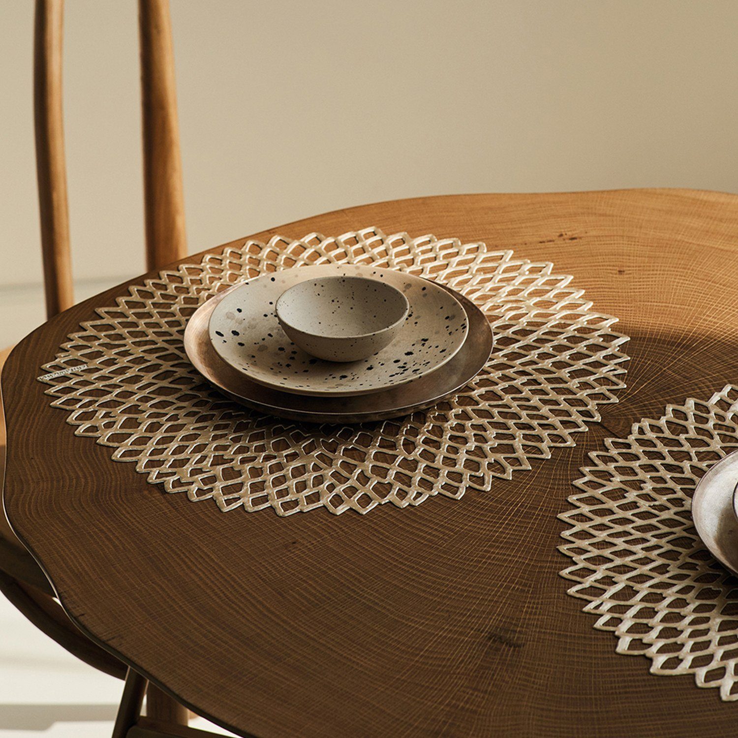 Chilewich Platzset Pressed Vinyl Dahlia Round Champagner, (1-St)