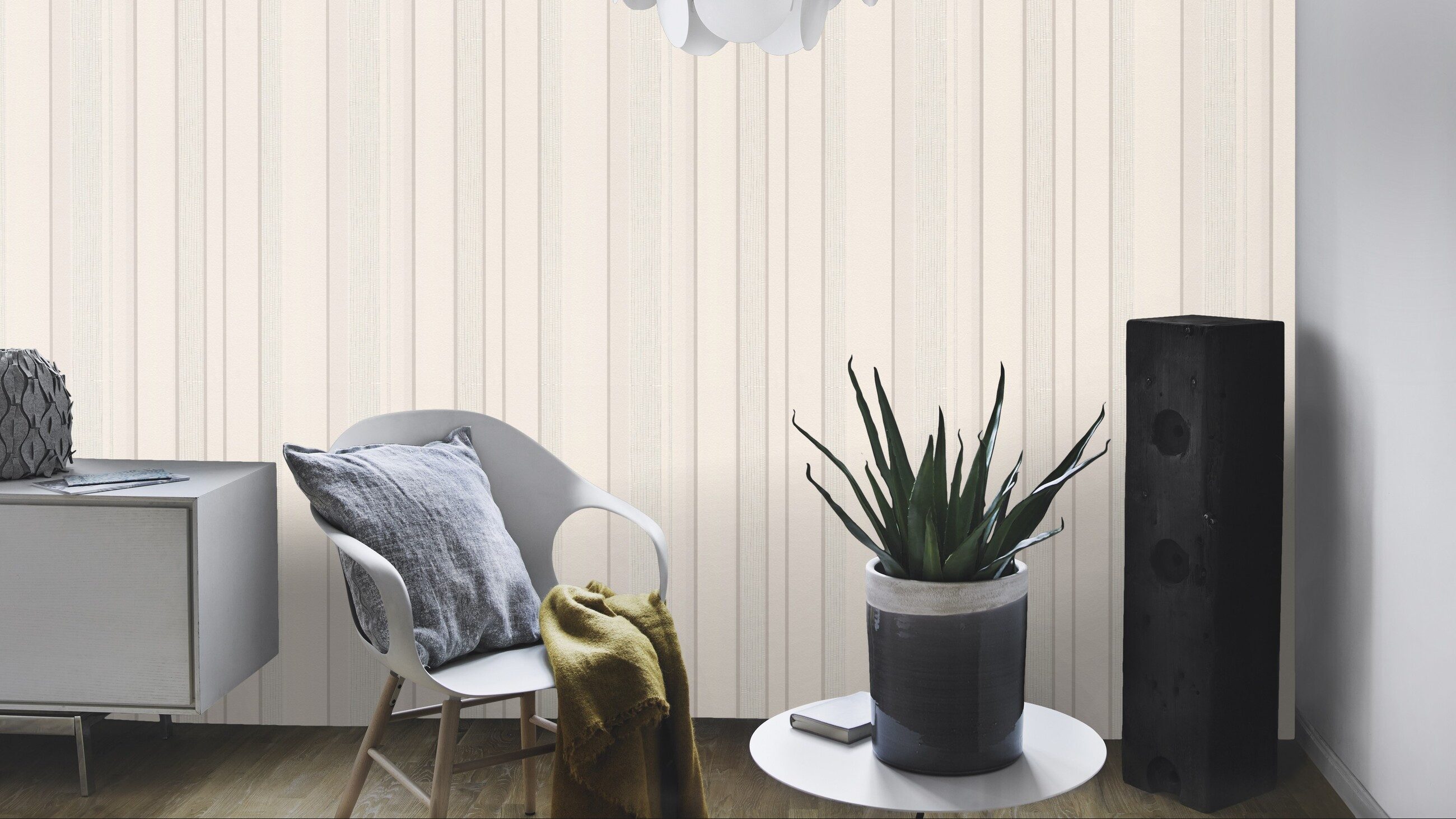 Rasch Vliestapete Linien & Streifen Strukturmuster - Vliestapete Beige Creme, strukturiert, (1 Rolle, 1 St., Kollektion 'Unsere Besten 2027' - 10,05 m x 0,53 m), Lichtbeständige Farben - Feucht abwischbar - Restlost abziehbar