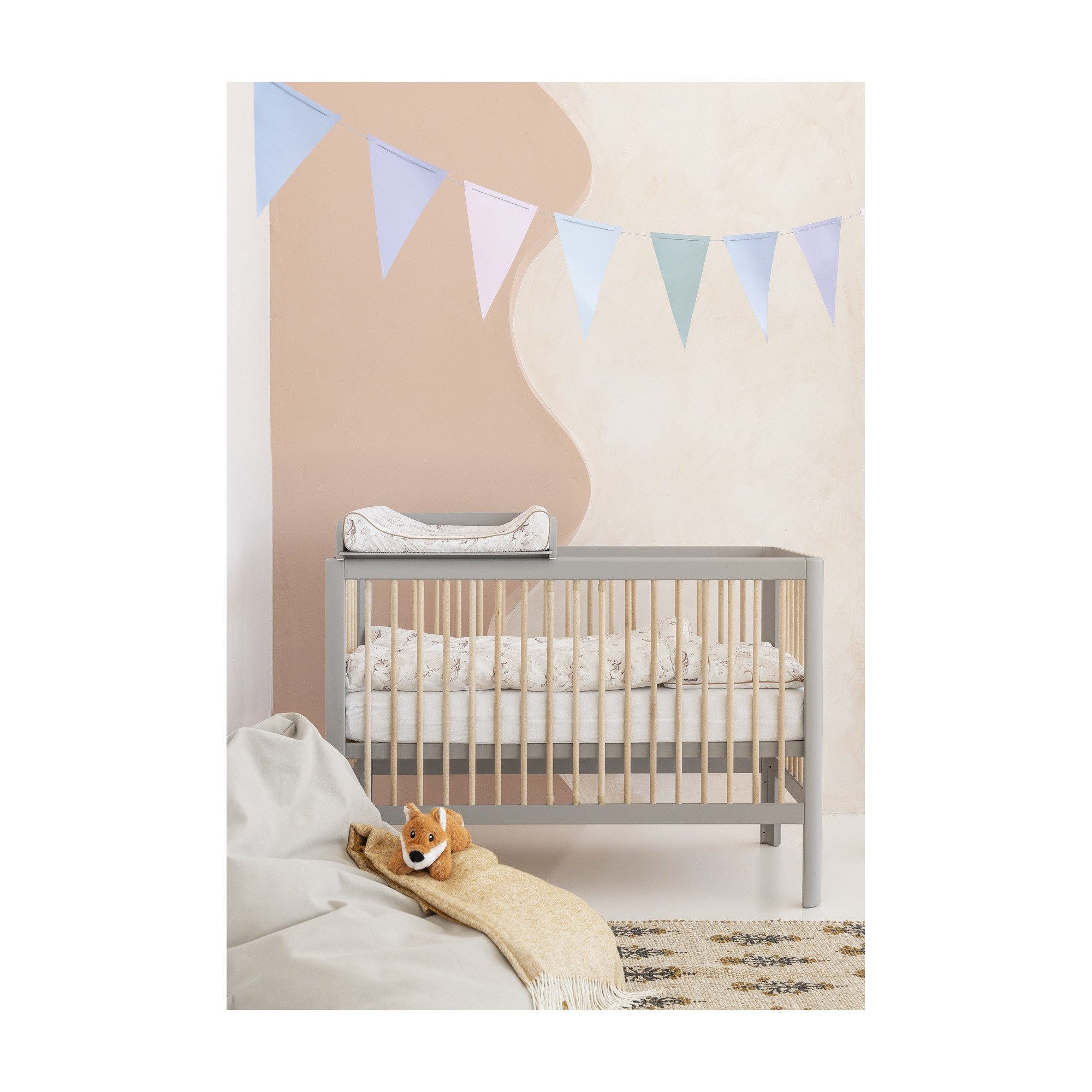 Raumhirsch Furniture Babybett Design-Babybett PURE 120x60 cm mit Schlupfsprossen, Liegefläche 120 x 60 cm, Massivholz, abgerundetes Design