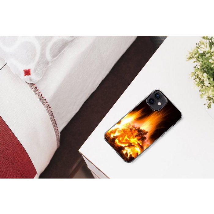 MuchoWow Handyhülle Kamin vor schwarzem Hintergrund Handyhülle Apple iPhone 12 Smartphone-Bumper Print Handy ZV11016