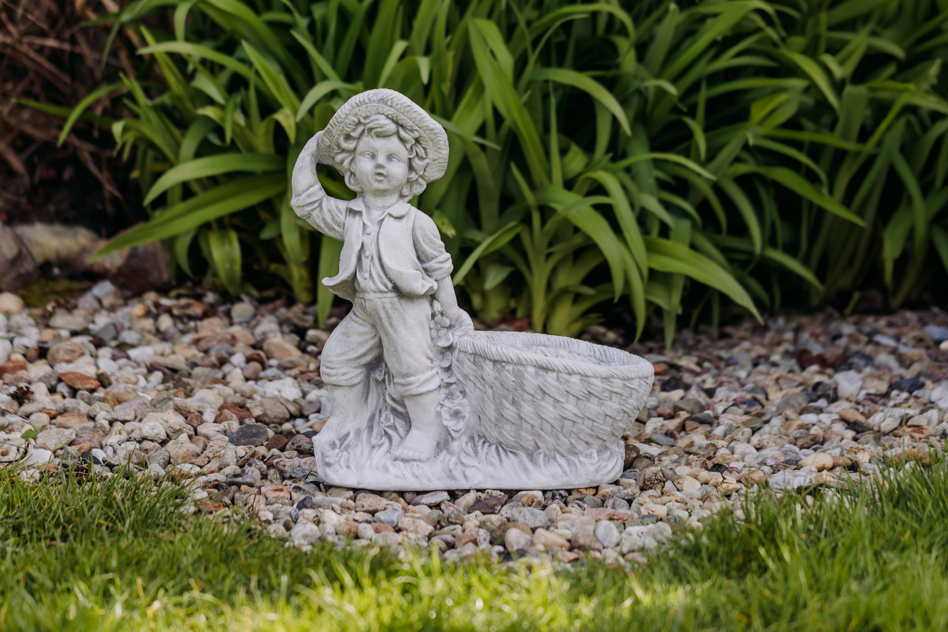 gartendekoparadies.de Pflanzkübel Junge mit Blütentopf Pflanzgefäß, H. 40 cm, 1 Liter, 10 kg, Frostsicher