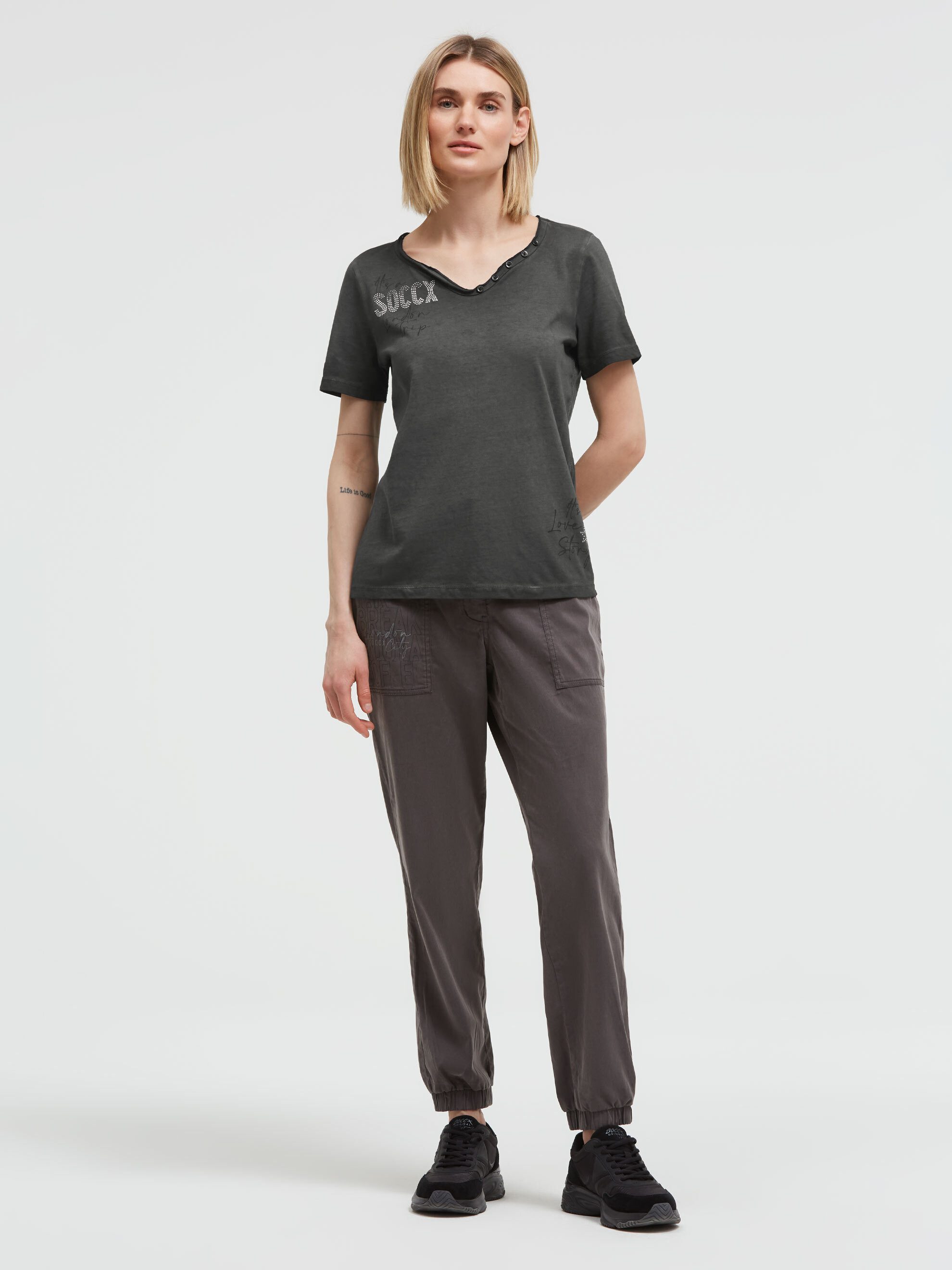 SOCCX V-Shirt mit längerer Rückenpartie – Bild 3 von 5