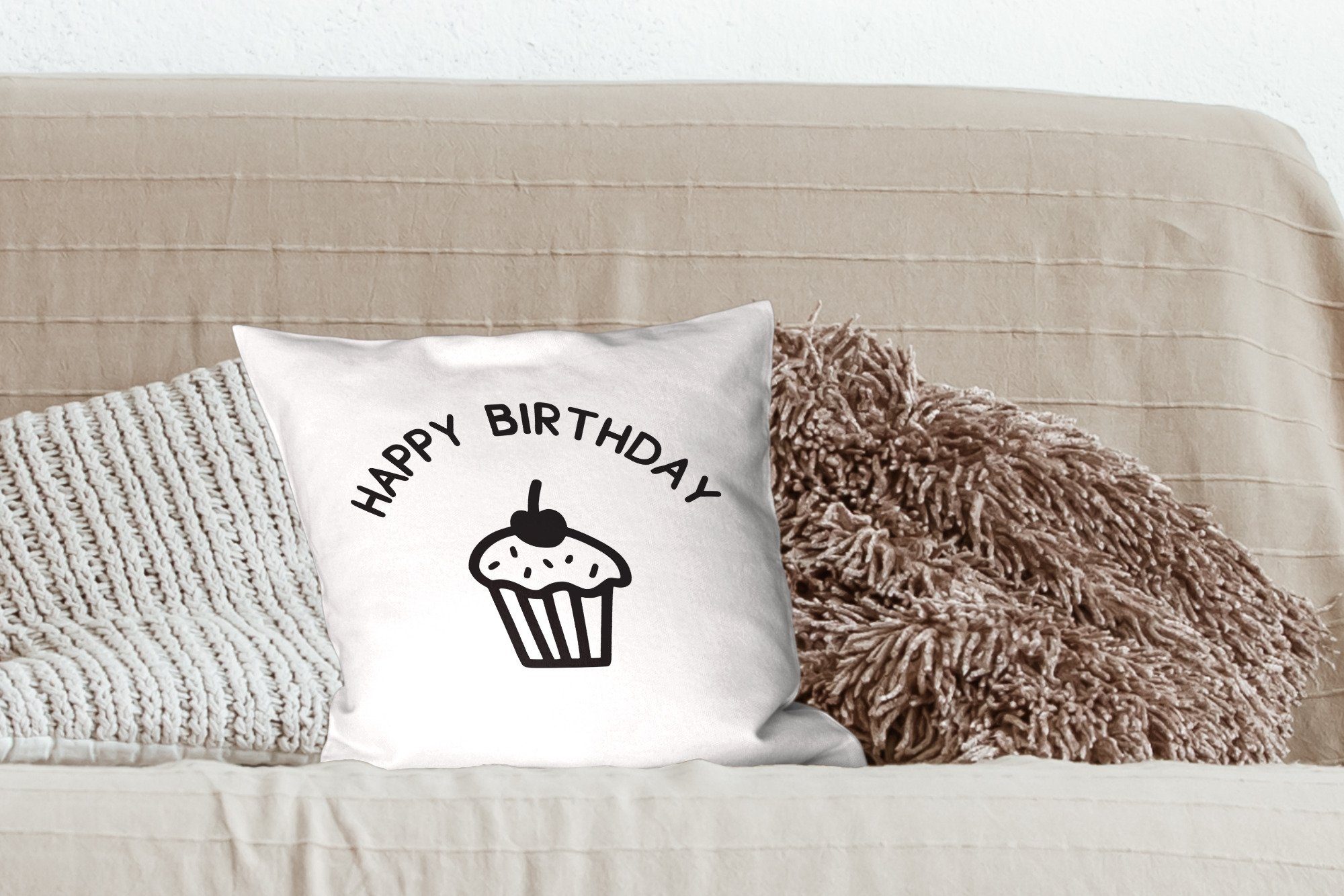 MuchoWow Dekokissen Zitat "Happy Birthday" einem für mit auf Deko, Füllung Wohzimmer, Sofakissen Cupcake weißem Zierkissen Hintergrund, Schlafzimmer, mit