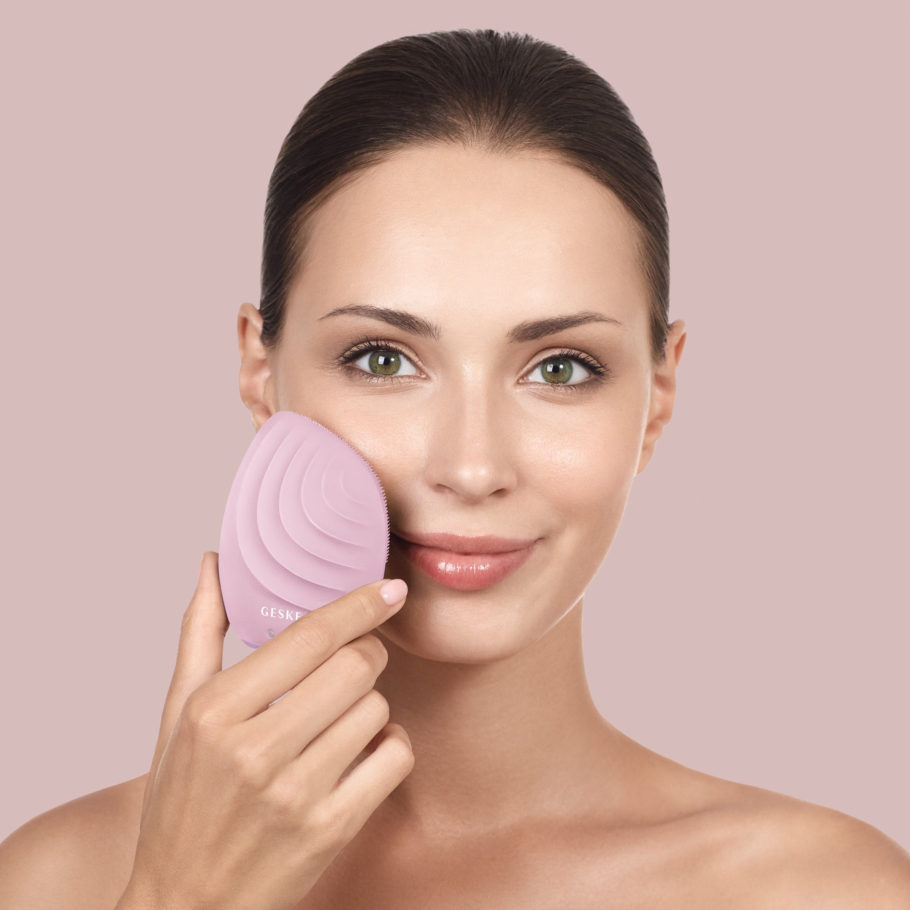 GESKE German Beauty Tech Elektrische der 5 & Mit 1, Hautpflegeroutine. Sonic Facial erhältst 2-tlg., (Gerät Device), personalisierte USB-Ladekabel), Gesichtsreinigungsbürste GESKE SmartAppGuided™ (SmartAppGuided APP Brush Pink inkl. Gerät App in Du kostenloser Packung deine