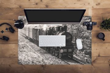 MuchoWow Gaming Mauspad Schwarz-Weiß-Foto einer Dampflokomotive inmitten der Wiesen (1-St), Büro für Tastatur und Maus, Mousepad Gaming, 90x60 cm, XXL, Großes