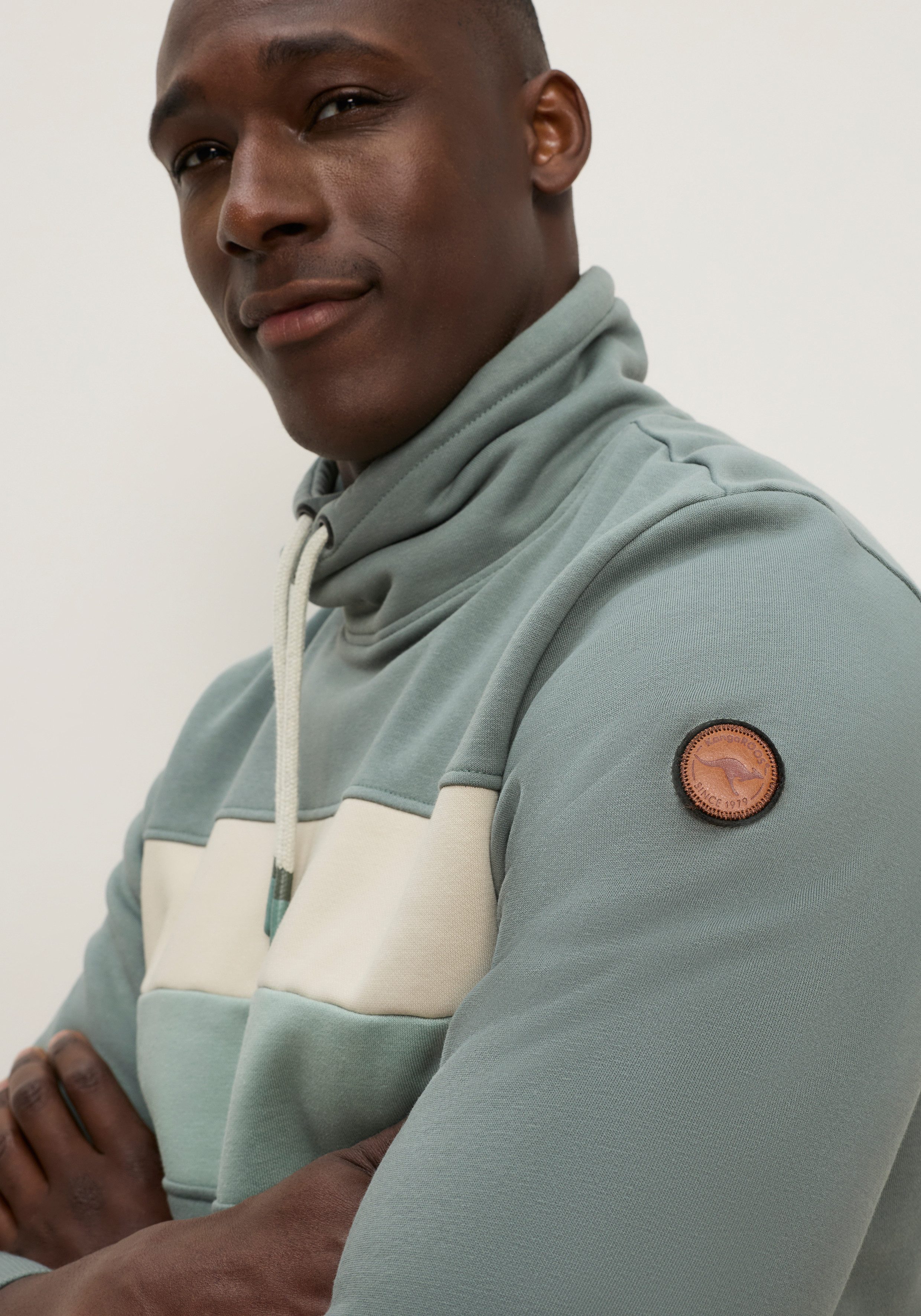 KangaROOS Sweatshirt mit hochschließendem Kragen, Color Blocking, auch in großen Größen – Bild 3 von 5