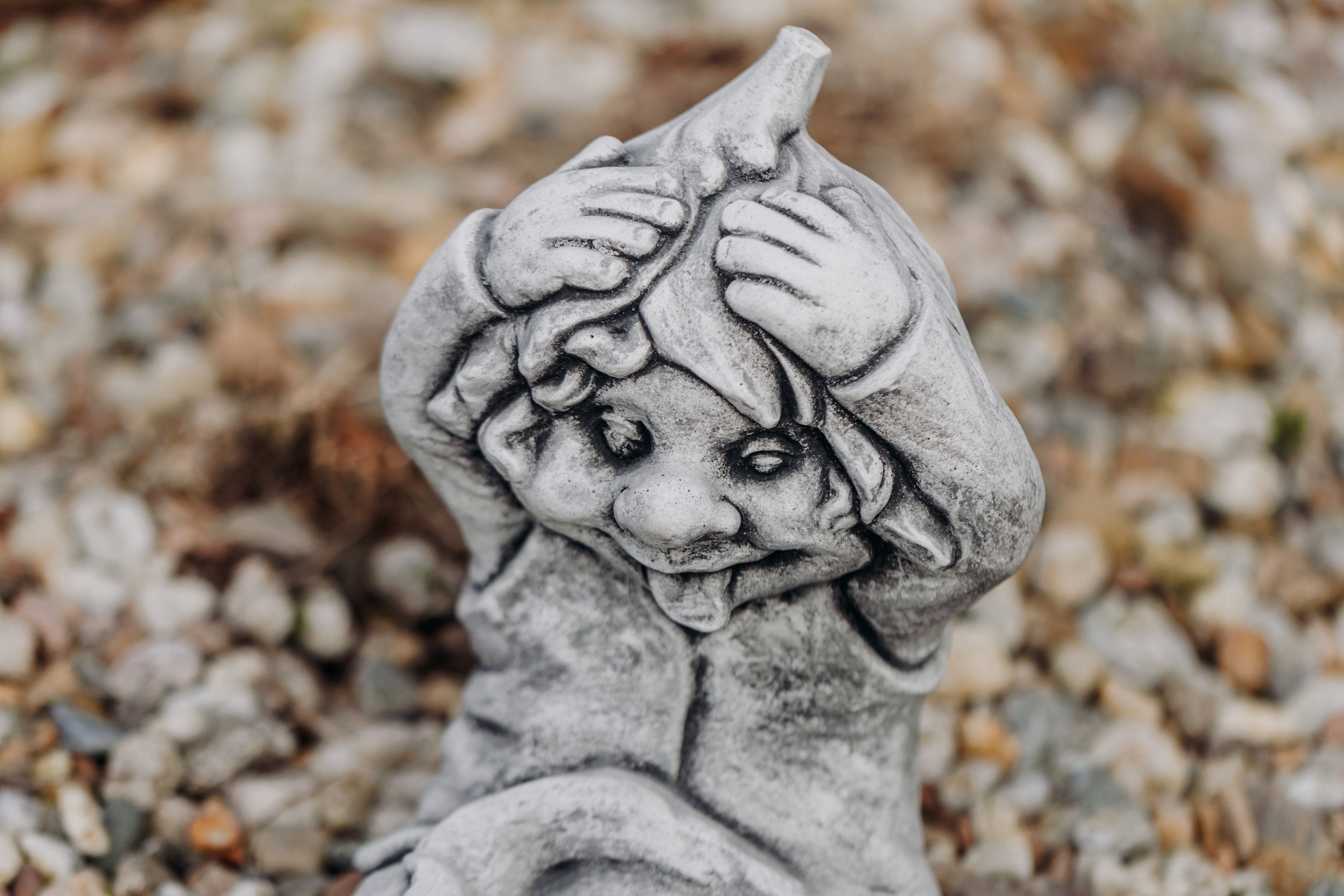 gartendekoparadies.de Gartenfigur Gnom mit Säckchen, Steinfigur, H. 30 cm, 10 kg, Frostsicher