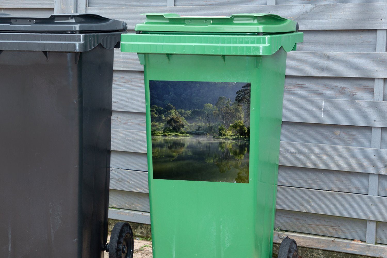 Regenwaldes See Abfalbehälter Mülltonne, St), MuchoWow Sticker, (1 in tropischen in einem Mülleimer-aufkleber, Wandsticker Spiegelung Container, Erstaunliche eines