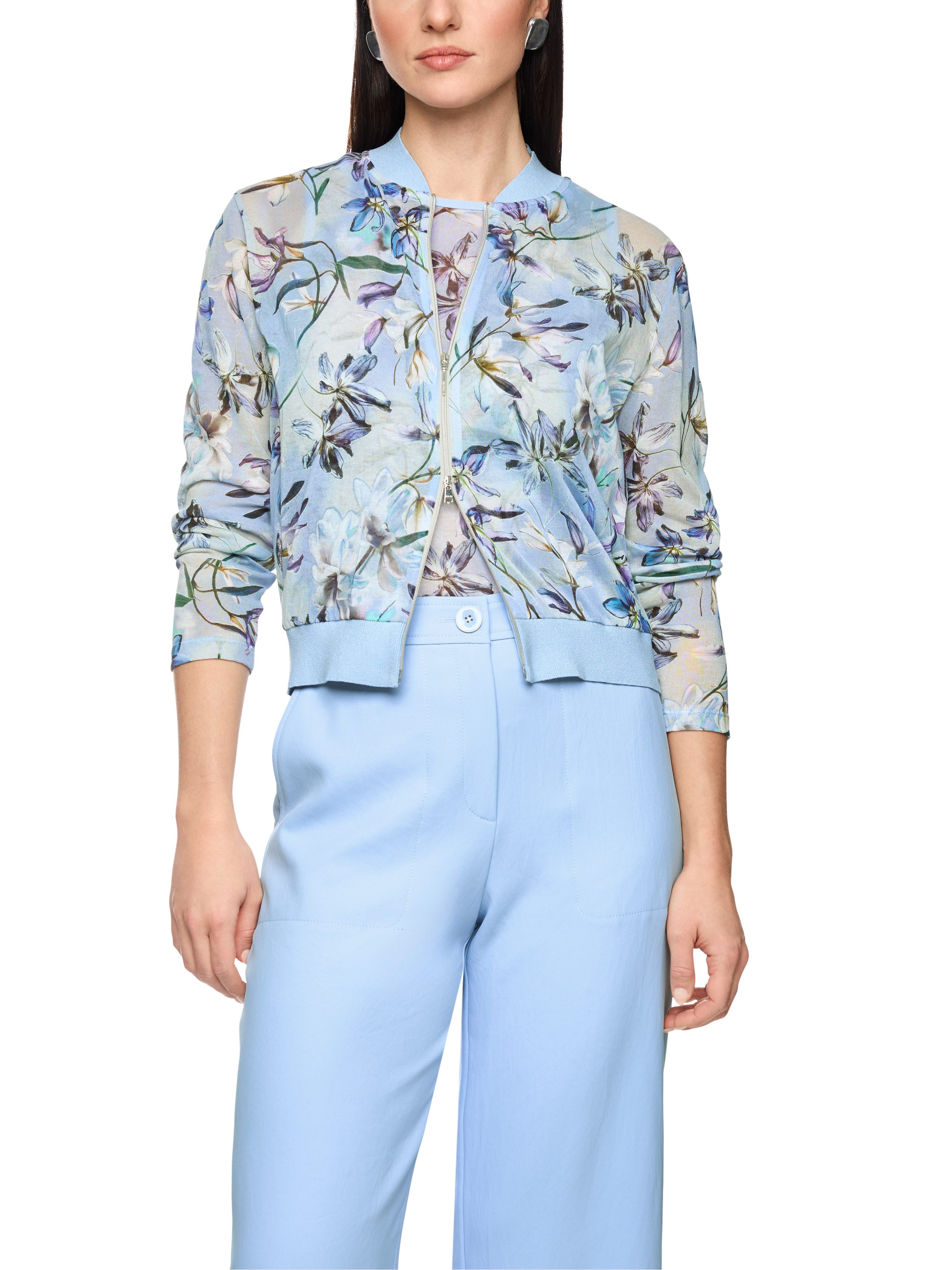 Marc Cain Strickjacke Serene Hues Premium Damenmode Allover-Blumenmotiv, im Blouson-Stil, 2-Wege-Reißverschluss