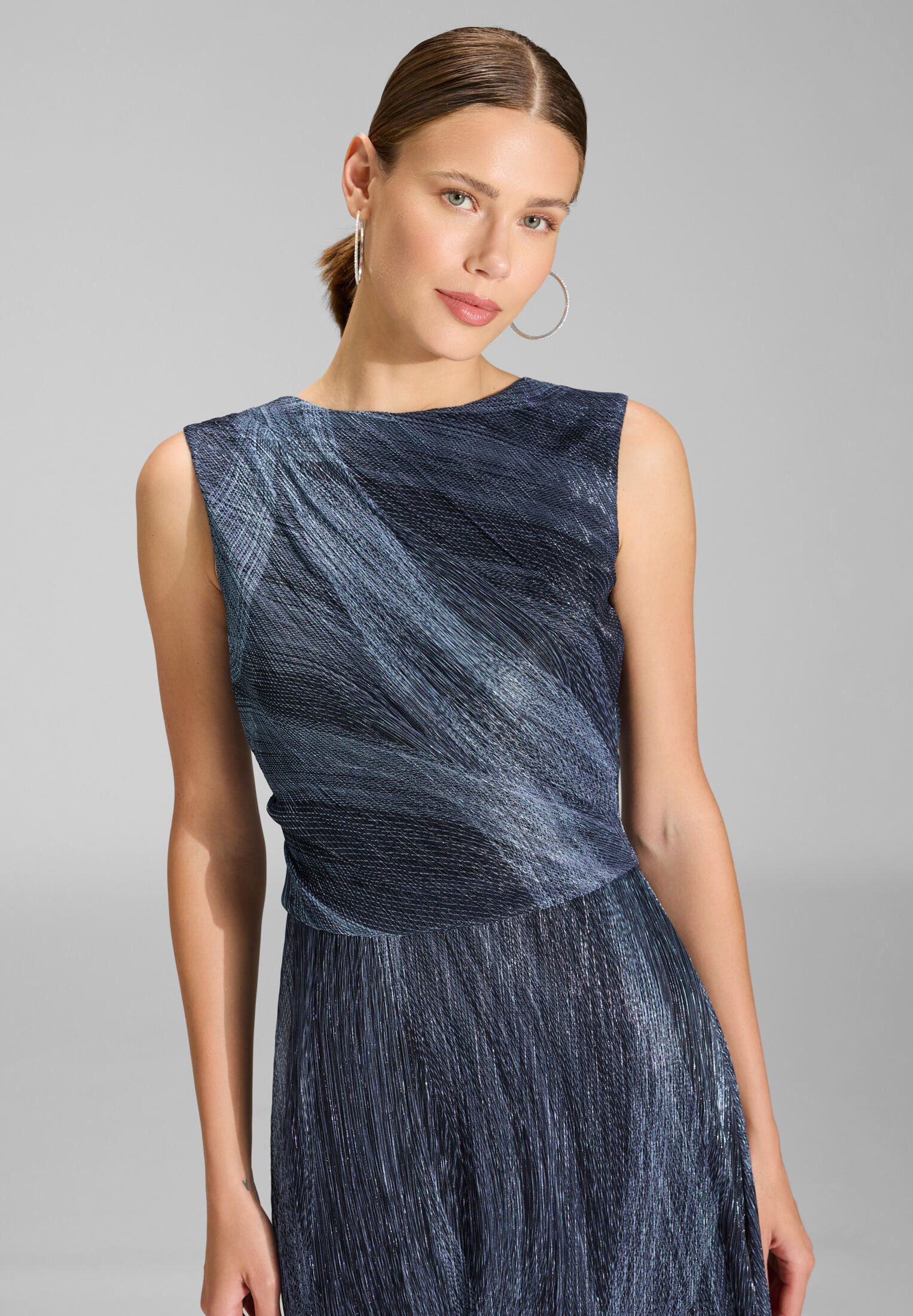 SWING Cocktailkleid - Plissiertes Kleid mit Metallicfäden Taillierter Schnitt mit ausgestelltem Rockteil