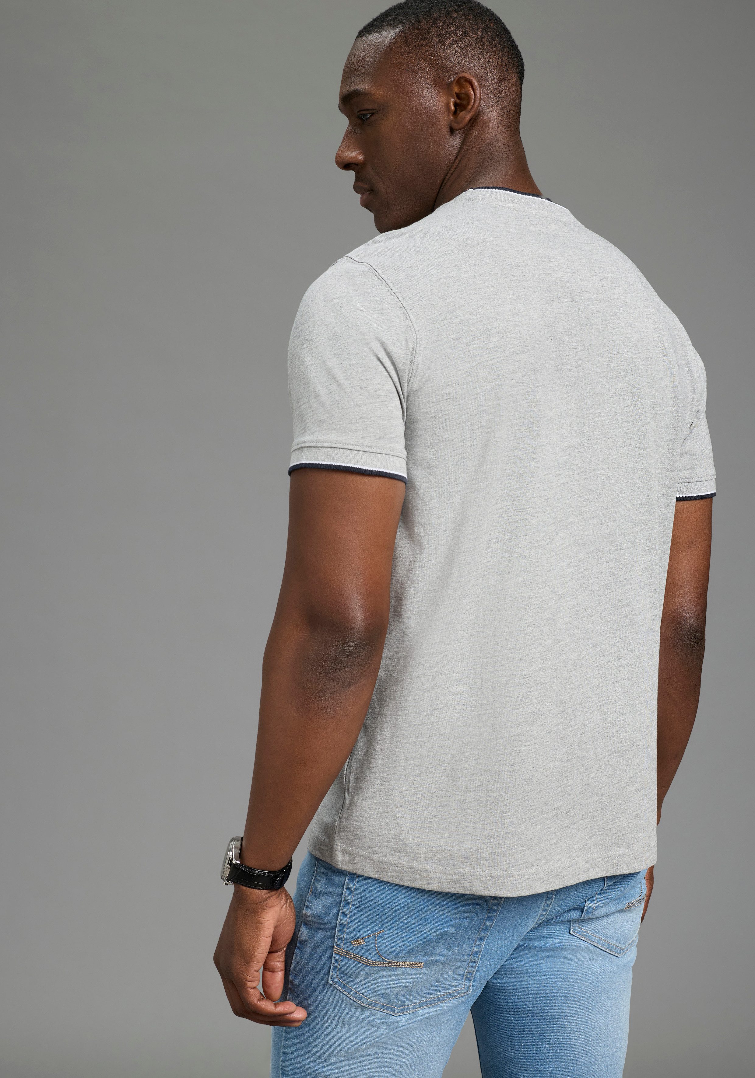 DELMAO Rundhalsshirt (2er- Pack) Kurzarmshirt, klassischer Basic-Stil, normale Passform, unifarben – Bild 4 von 5