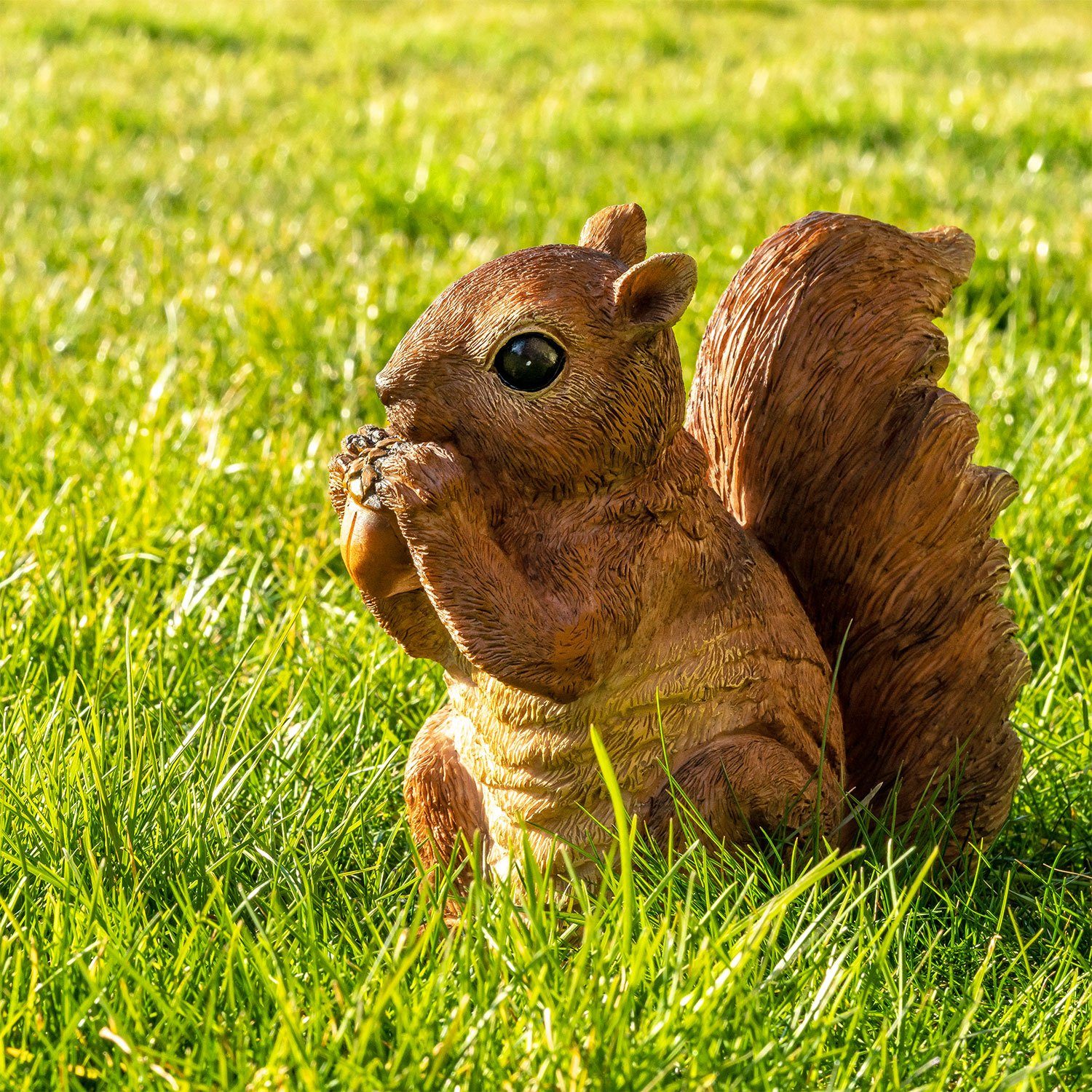 VERDOBA Gartenfigur Eichhörnchen Figur mit Gartenfigur - Deko Nuss wetterfeste Gartendeko