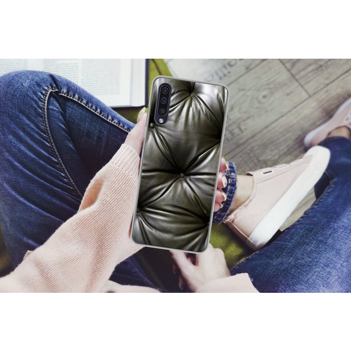 MuchoWow Handyhülle Eine Nahaufnahme eines Ledersofas Handyhülle Samsung Galaxy A30s Smartphone-Bumper Print Handy
