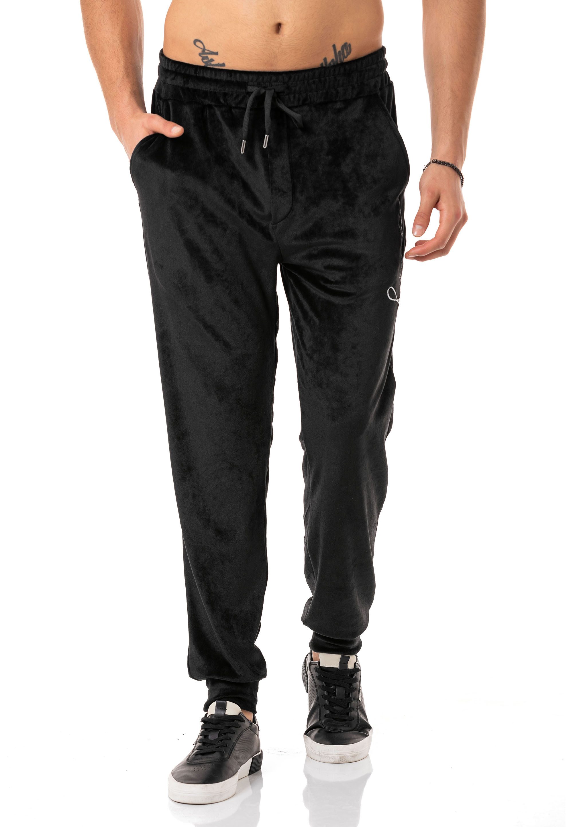 RedBridge Jogginghose in edler Samt-Optik - Optimal für Freizeit und Lounge günstig online kaufen