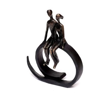 Brillibrum Dekofigur Design Skulptur Liebespaar aus Polyresin Paar Figur sitzend Love Statue Bronze Freundschaft Deko bronzefarbend auf schwarzem Ring