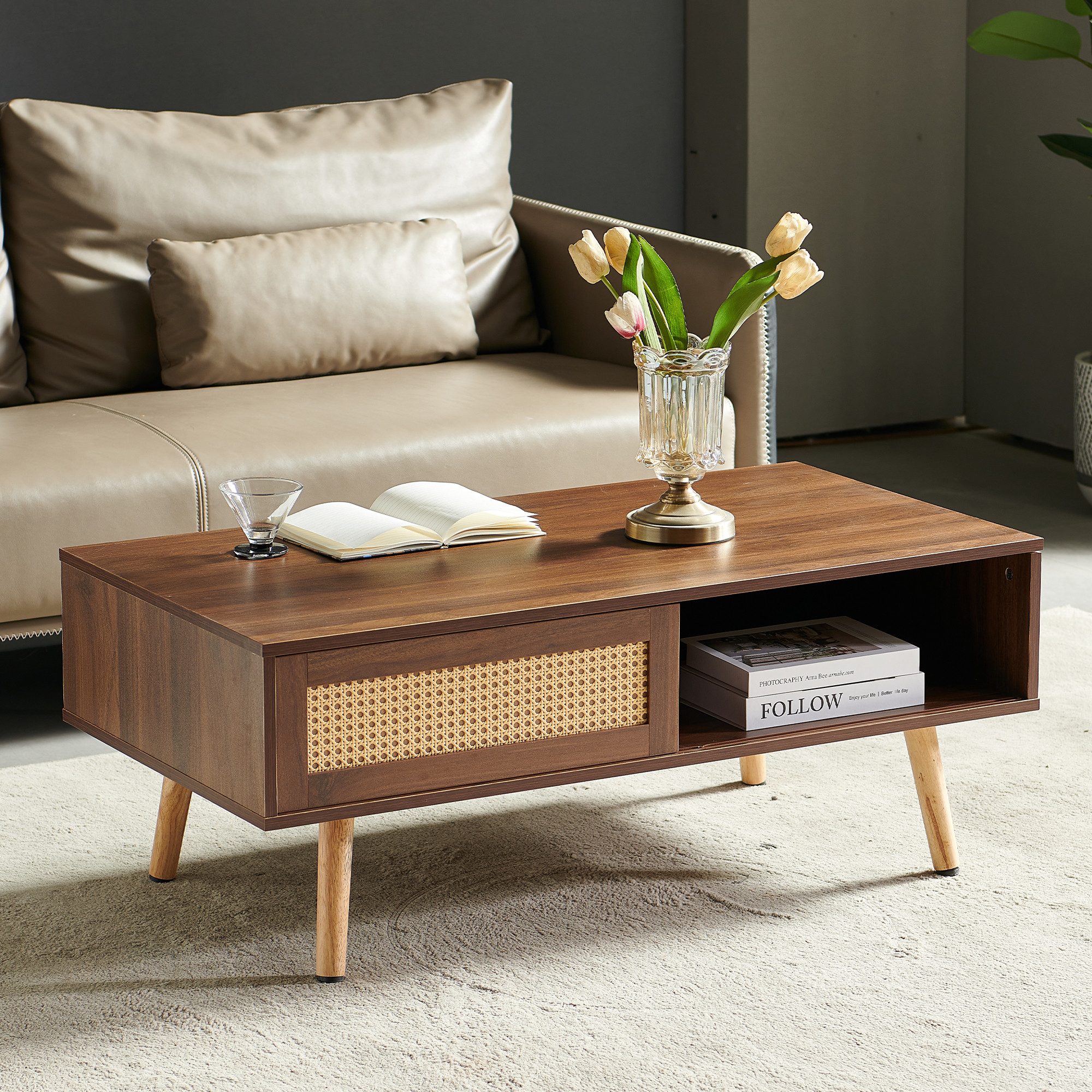 MODFU Couchtisch mit Schiebetüren–Korbgeflochtener Wohnzimmertisch mit Massivholzbeinen (Kaffeetisch H40/B1050/T55 cm), Sofatisch Beistelltisch