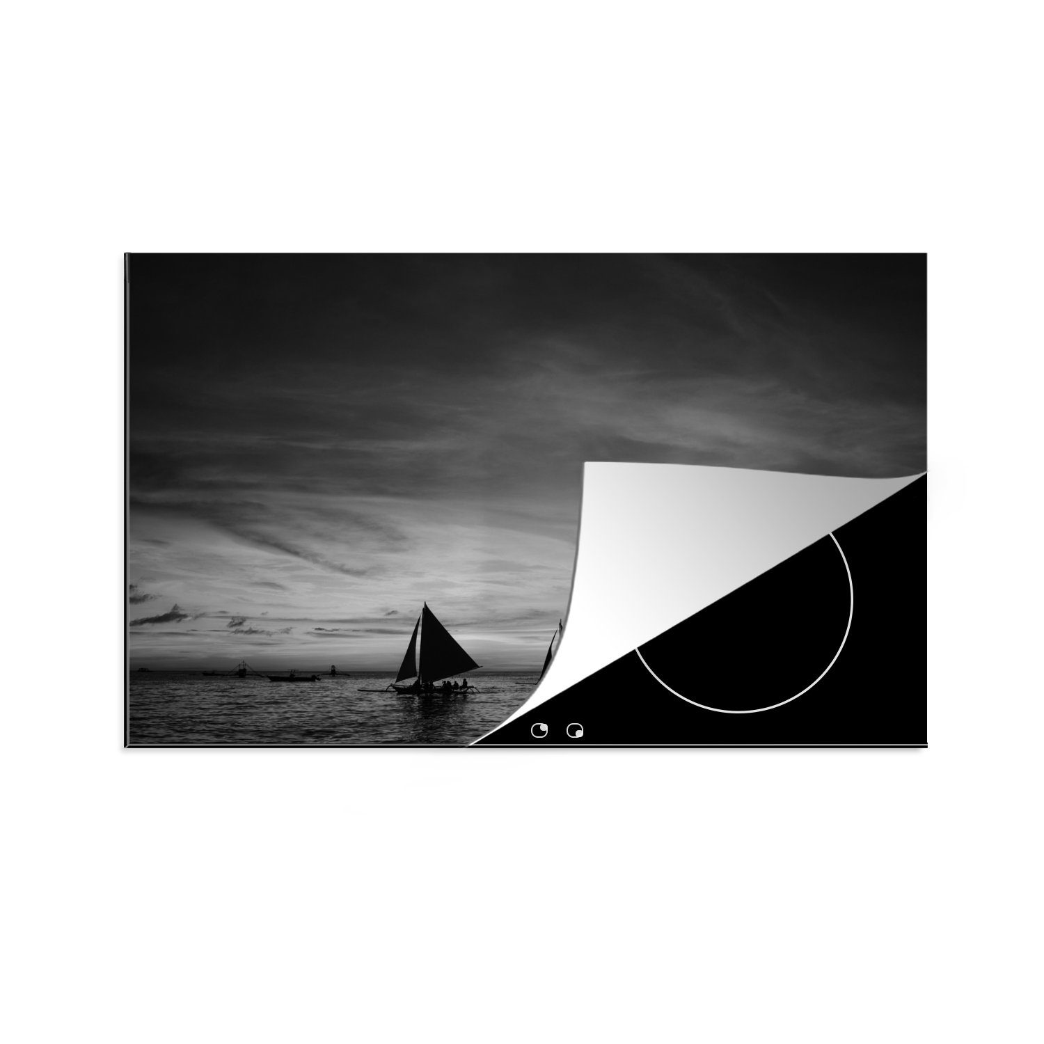 MuchoWow Herdblende-/Abdeckplatte Segelboote vor der Küste von Boracay - schwarz und weiß, Vinyl, (1 tlg), 81x52 cm, Induktionskochfeld Schutz für die küche, Ceranfeldabdeckung | Herdabdeckplatten
