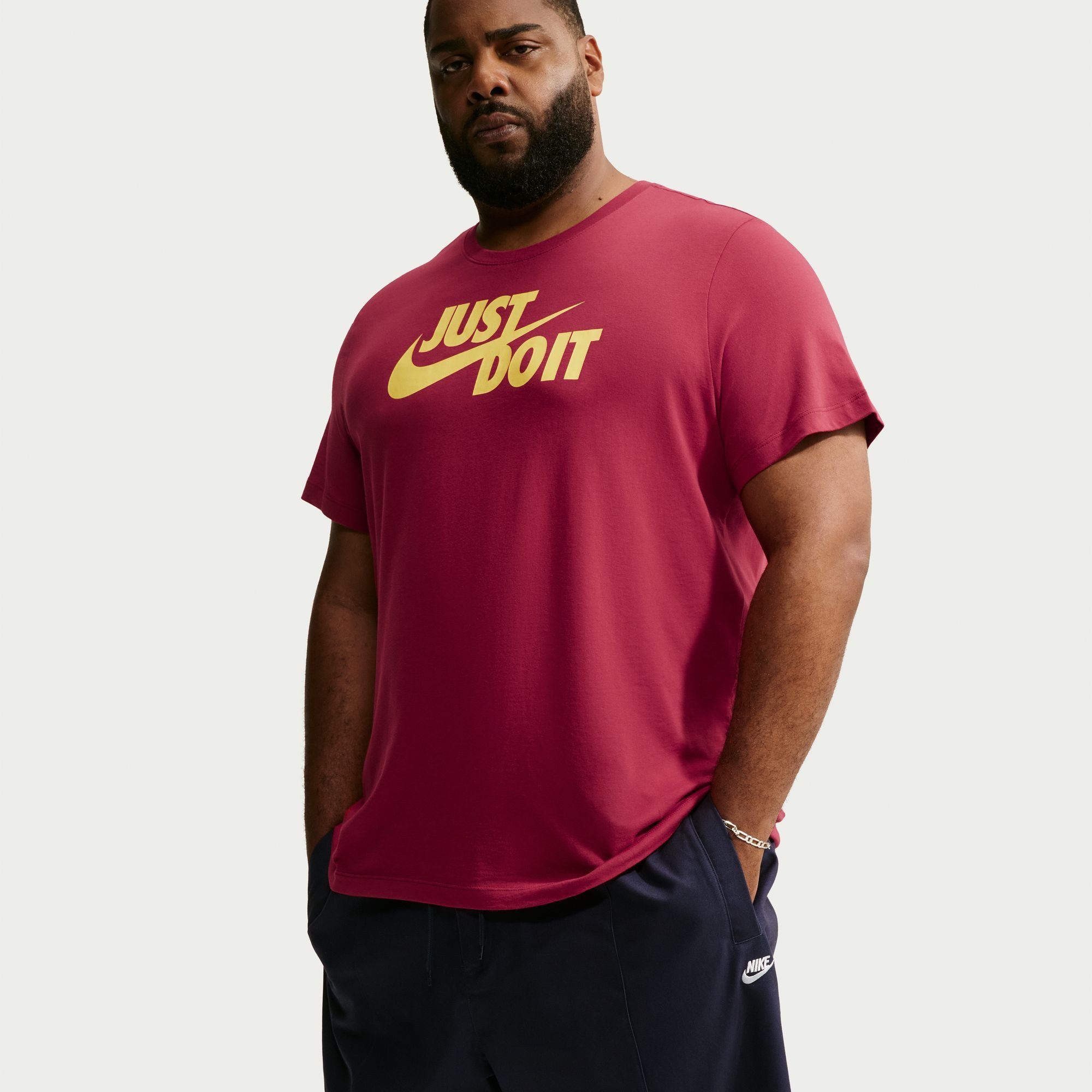 Nike Sportswear T-Shirt M NSW TEE JUST DO IT SWOOSH mit Logodruck auf der Brust, Kurzarm-Design, aus Jersey-Material