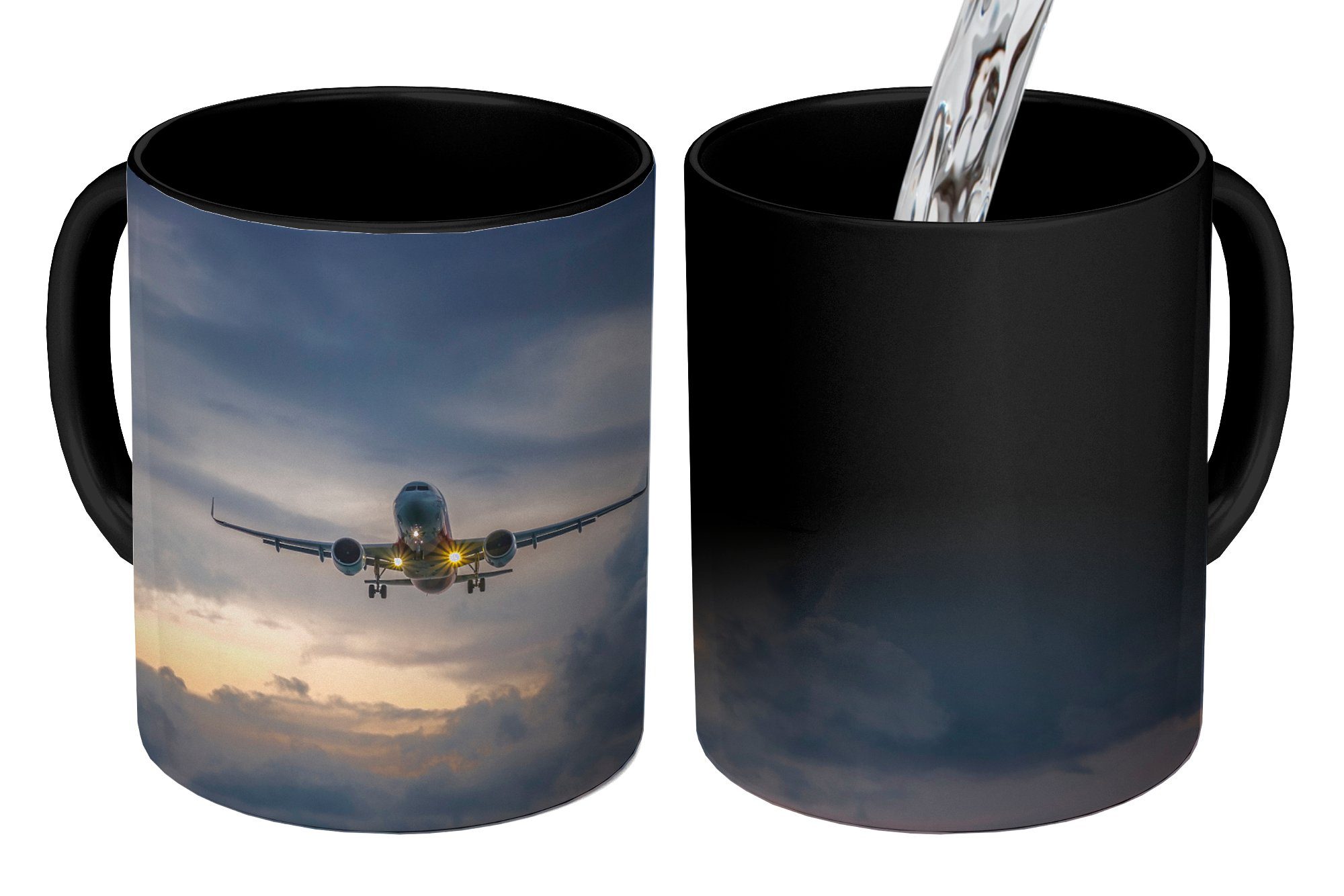 MuchoWow Tasse Flugzeug in einem dunklen Himmel, Keramik, Farbwechsel, Kaffeetassen, Teetasse, Zaubertasse, Geschenk