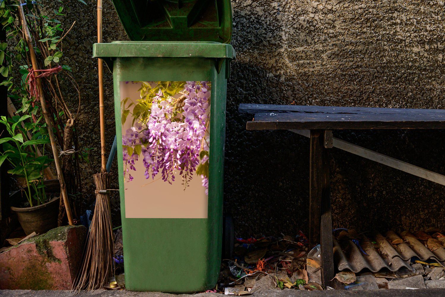 MuchoWow Wandsticker Mülltonne, einer Sonne Abfalbehälter Container, Nahaufnahme (1 St), Mülleimer-aufkleber, Sticker, Glyzinie in der