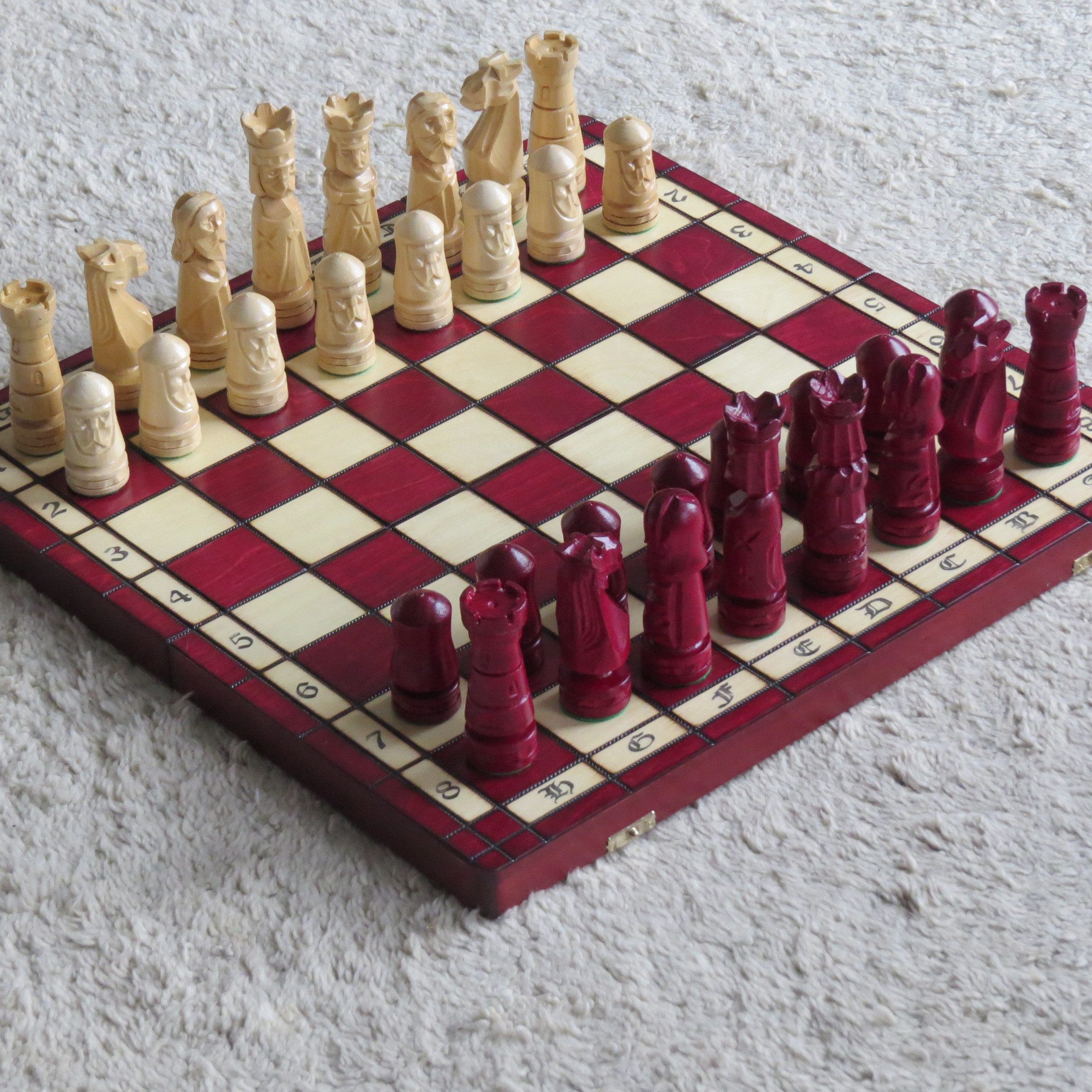 Holzprodukte Spielesammlung Schach Geschnitzt 50 x 50 cm Schachspiel Holz Geschnitzt NEU rot