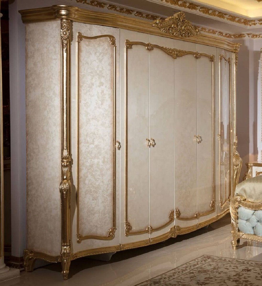 Casa Padrino Kleiderschrank Luxus Barock Schlafzimmerschrank Weiß / Beige / Gold - Prunkvoller Massivholz Kleiderschrank im Barockstil - Barock Schlafzimmer Möbel - Edel & Prunkvoll