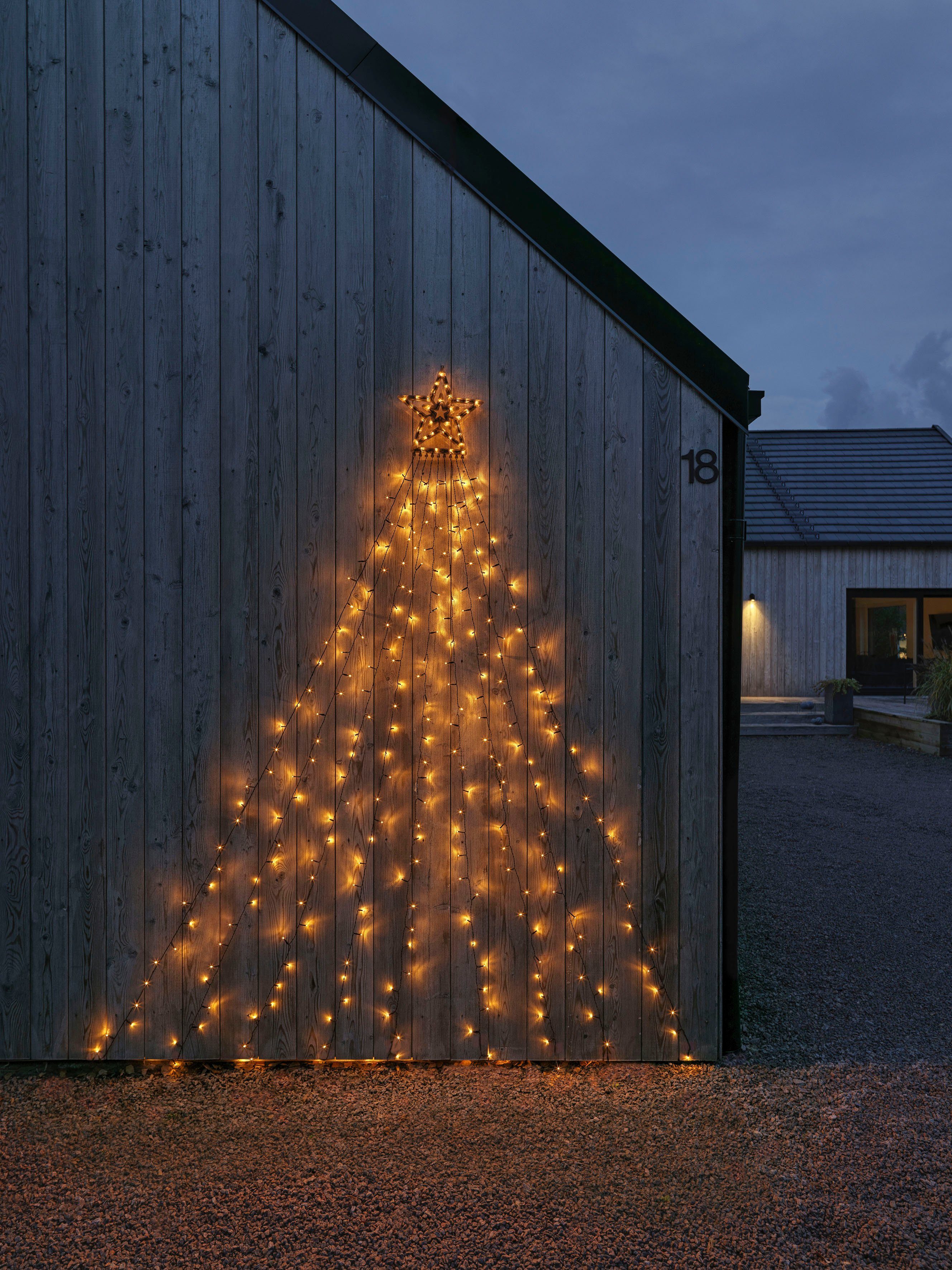 KONSTSMIDE LED-Lichtervorhang Triangel, 304-flammig, LED Lichtervorhang mit Stern, 304 bernsteinfarbene Dioden, H. 2,7 m