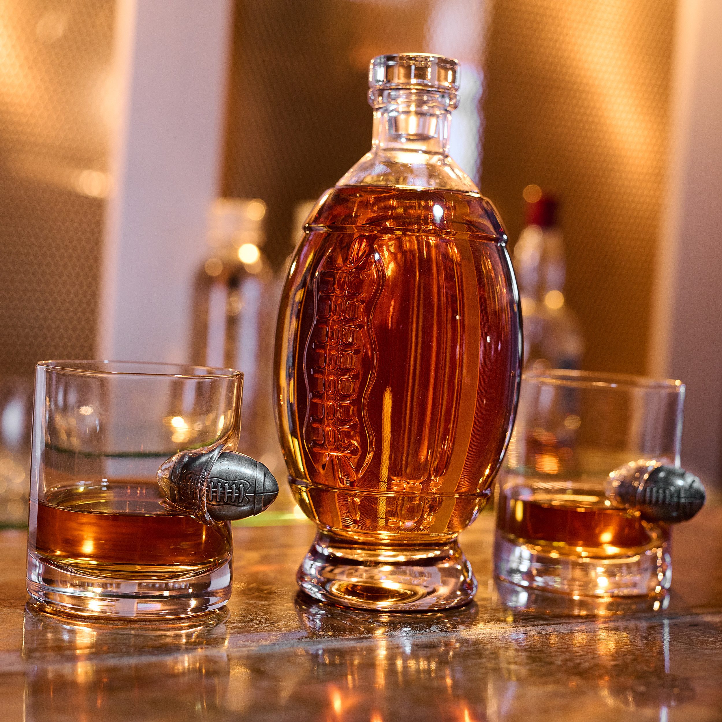 40YARDS Gläser-Set American Football Whisky Set: 2x Whisky Gläser + Dekanter, Glas, Whisky Gläser mit Metall Football + Dekanter in Football Form