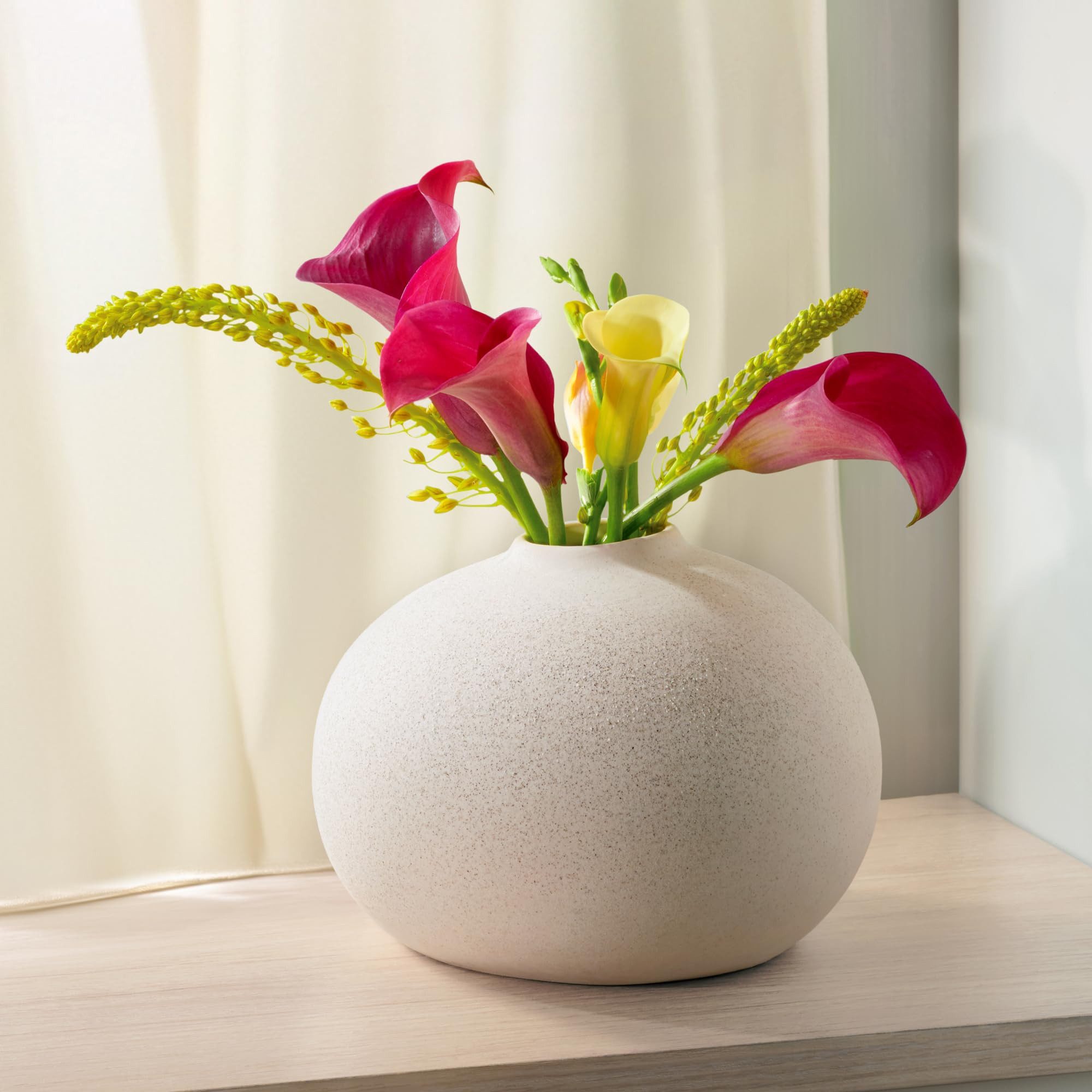 Praknu Tischvase Keramik Vase Rund Klein Weiß 13 cm – bauchige Blumenvase – Tischdeko (Einzeln, 1 St., 1 Keramikvase mit wasserdichter Innenseite und Anti-Rutsch-Basis), Handgefertigtes Unikat mit Sandtextur, wasserdicht – Wohnzimmer & Büro
