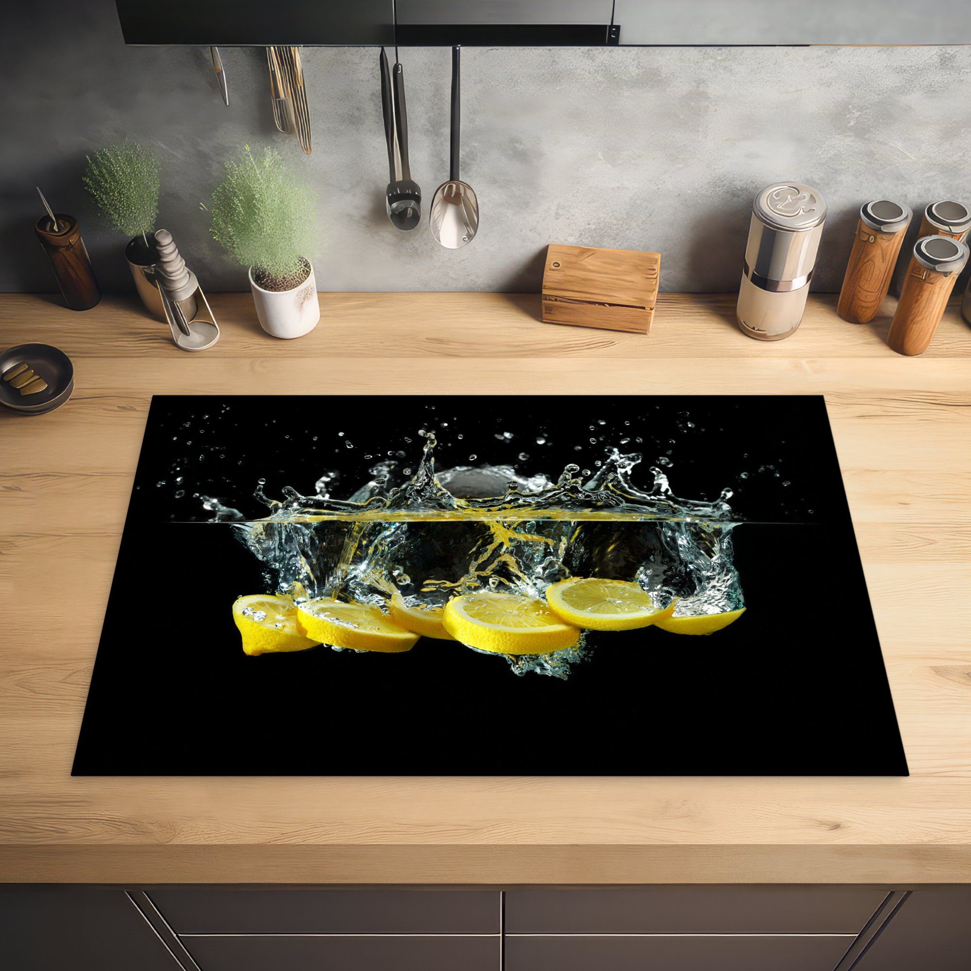 Zitrone tlg), Frucht (1 - - Gelb Wasser, Ceranfeldabdeckung Herdblende-/Abdeckplatte 81x52 MuchoWow für Stilleben küche, - die - cm, Induktionskochfeld Schutz Vinyl,