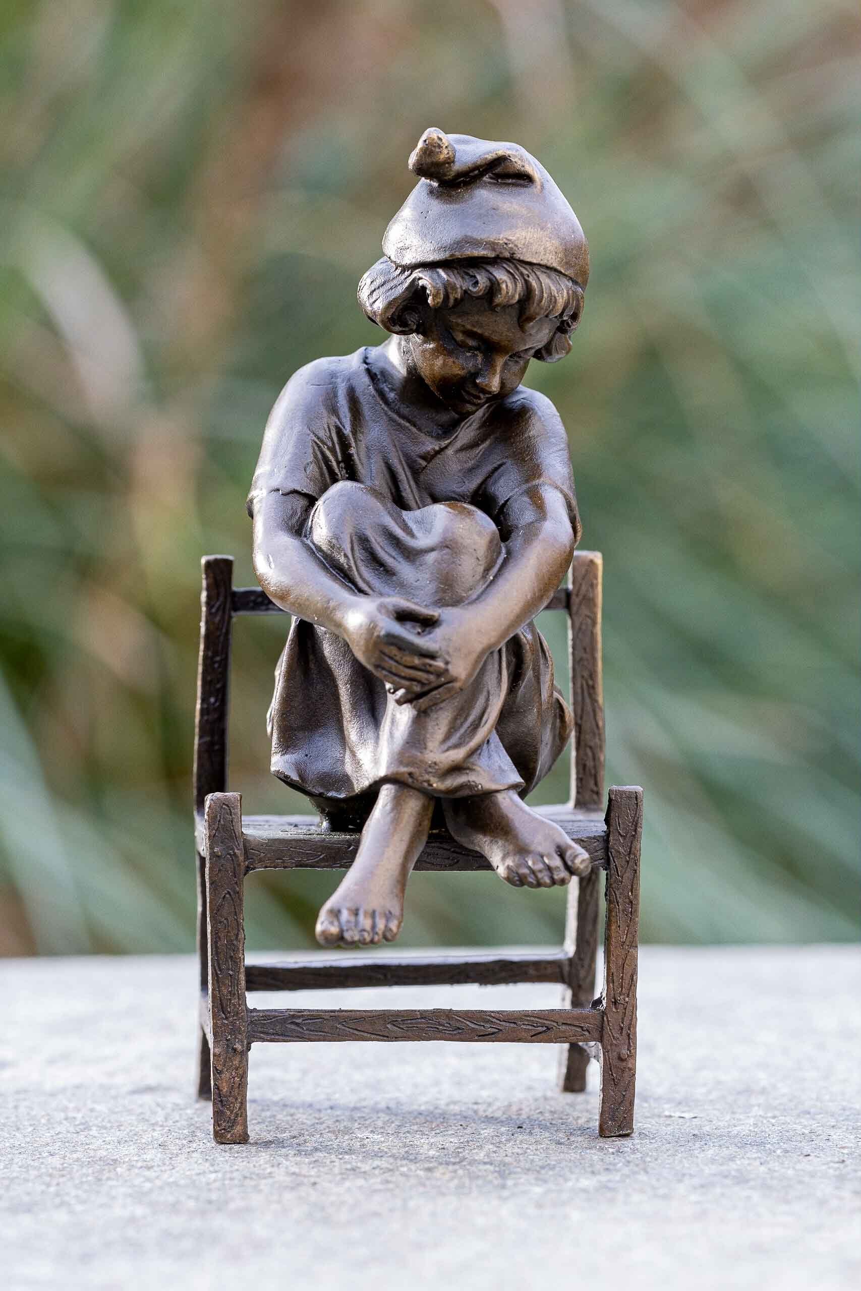 IDYL Dekofigur IDYL Bronze-Skulptur Mädchen sitzend auf einem Stuhl, Bronze – sehr robust – Langlebig – witterungsbeständig gegen Frost, Regen und UV-Strahlung. Die Modelle werden in Wachsausschemlzverfahren in Bronze gegossen und von Hand patentiert.