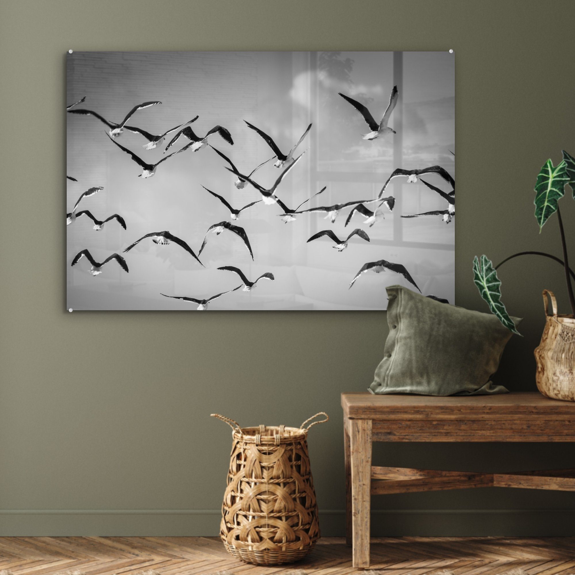 & einer Schwarz-Weiß-Fotografie Wohnzimmer fliegenden (1 von Acrylglasbild Schlafzimmer Gruppe Seemöwen, MuchoWow Acrylglasbilder St),