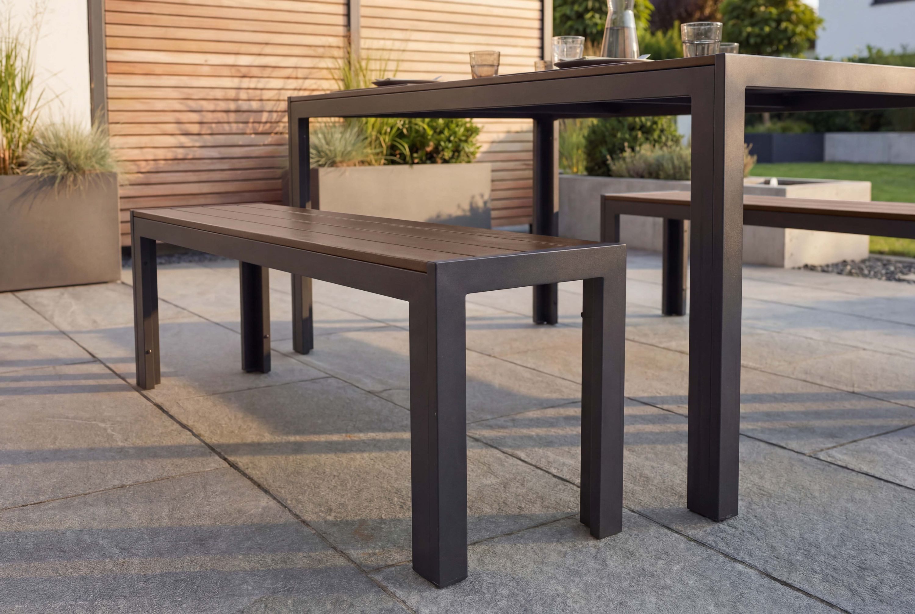 riess-ambiente Gartenbank DESIGNO 130cm dunkelbraun / schwarz · Outdoor-Sitzbank aus Aluminium (Einzelartikel, 1-St), wetterfest · Kunststoff & Metall · ohne Rückenlehne · Balkon/Terrasse