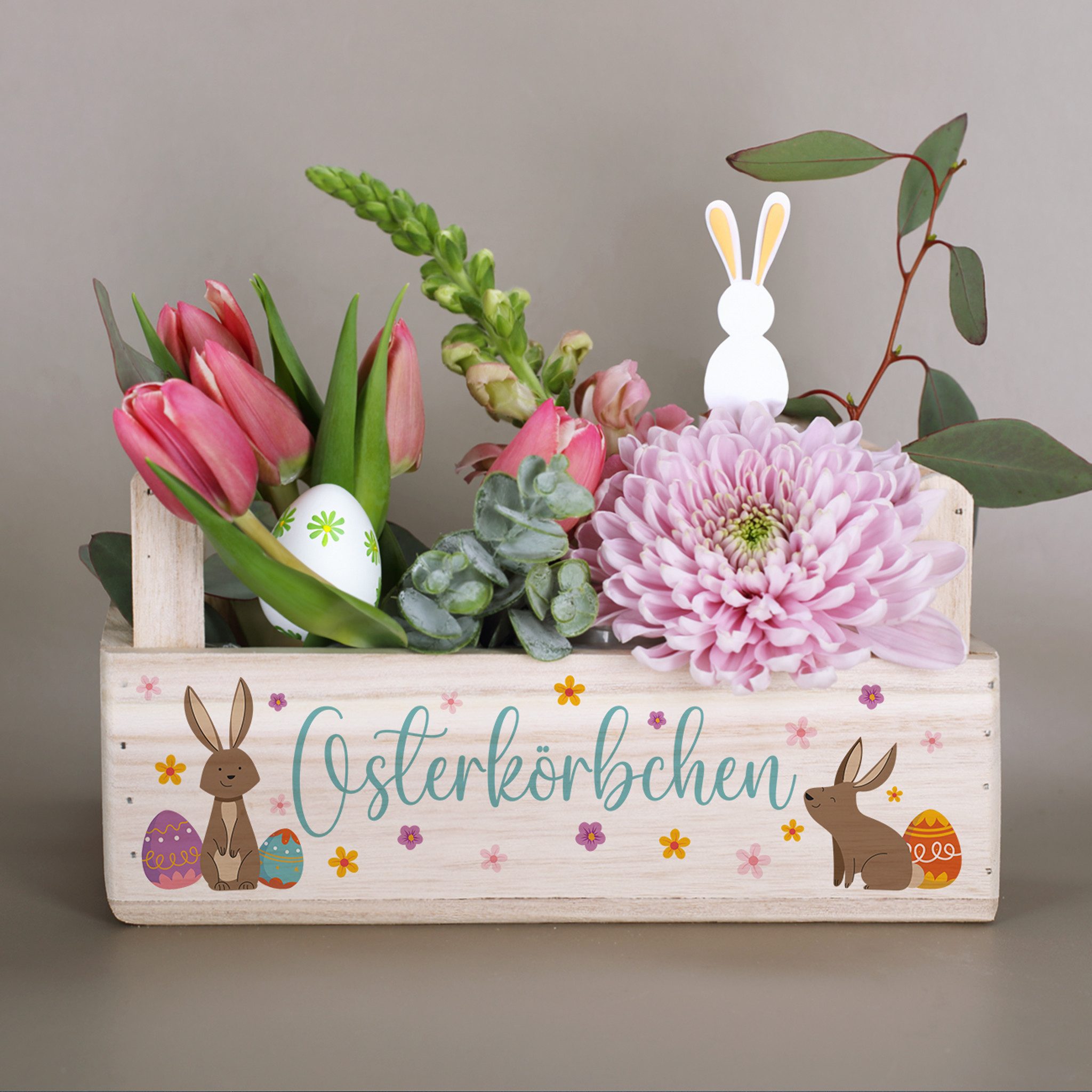Herz & Heim Geschenkbox zu Ostern - Pflanzkorb aus Holz als Osterkorb für Ostergeschenke, 2 Griffe, mit Folie ausgekleidet