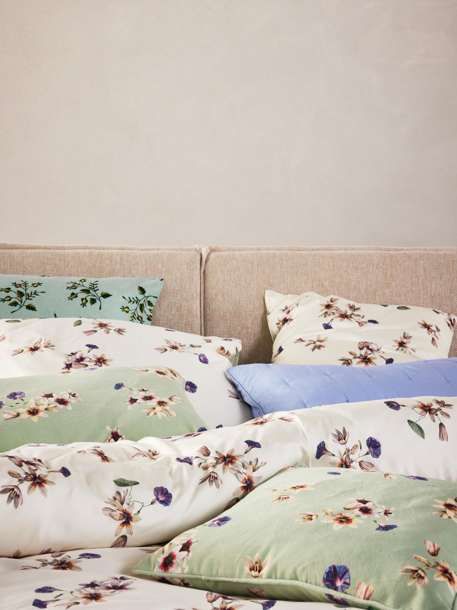 Essenza Dekokissen Fiora, aus recyceltem Samt mit Blumenprint