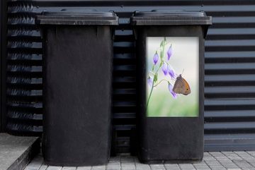 MuchoWow Wandsticker Flussuferläufer-Schmetterling sitzt auf Blumen (1 St), Mülleimer-aufkleber, Mülltonne, Sticker, Container, Abfalbehälter