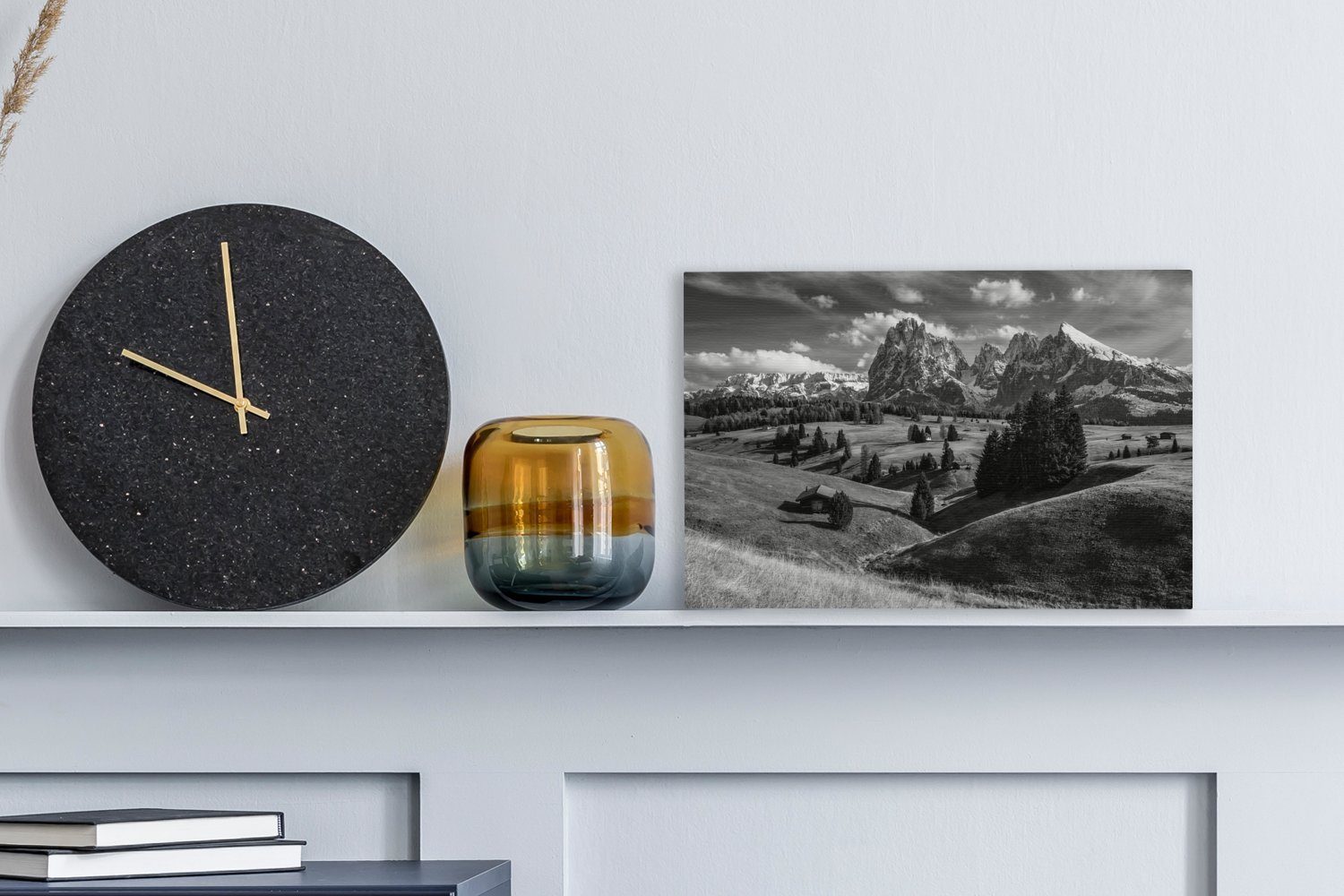 OneMillionCanvasses® Leinwandbild Seiser Alm - Schwarz - Weiß - Gras, Fotod günstig online kaufen